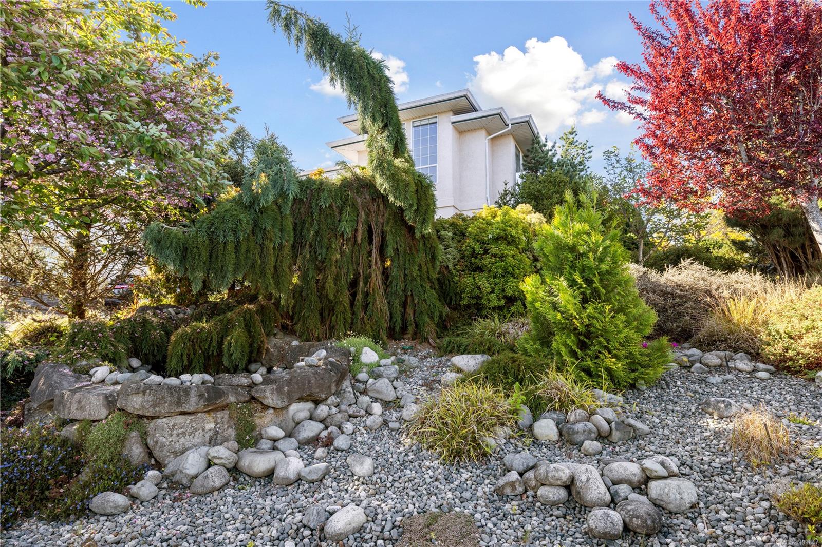 $1,149,900 - 6395 Groveland Dr<br>British Columbia, V9V 1P5