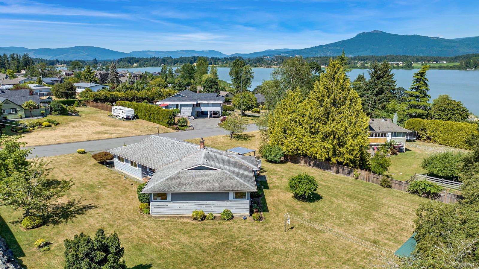 $915,000 - 6327 Lansdowne Pl<br>British Columbia, V9L 5R2
