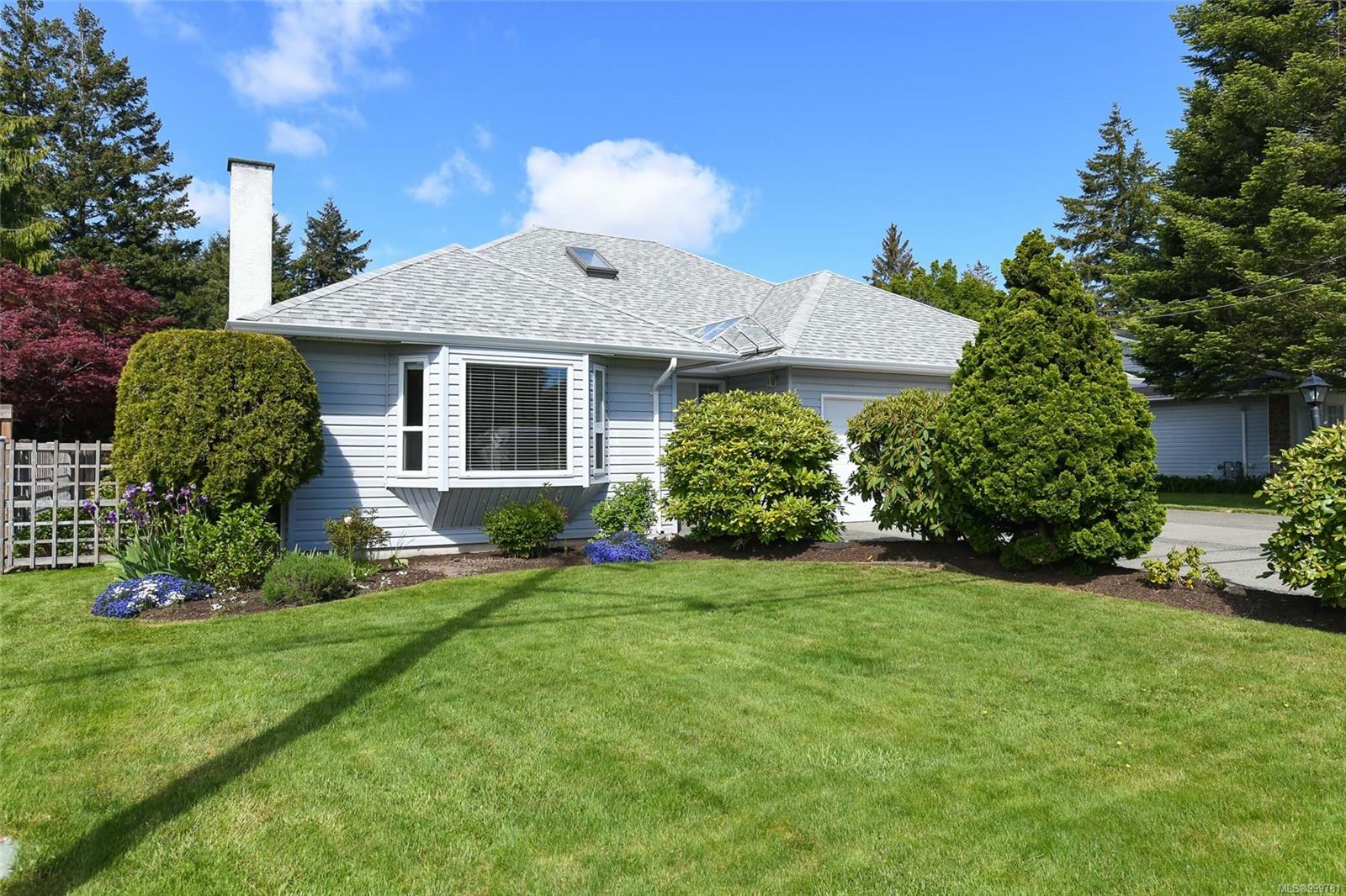 $889,000 - 587 Torrence Rd<br>British Columbia, V9M 3G8