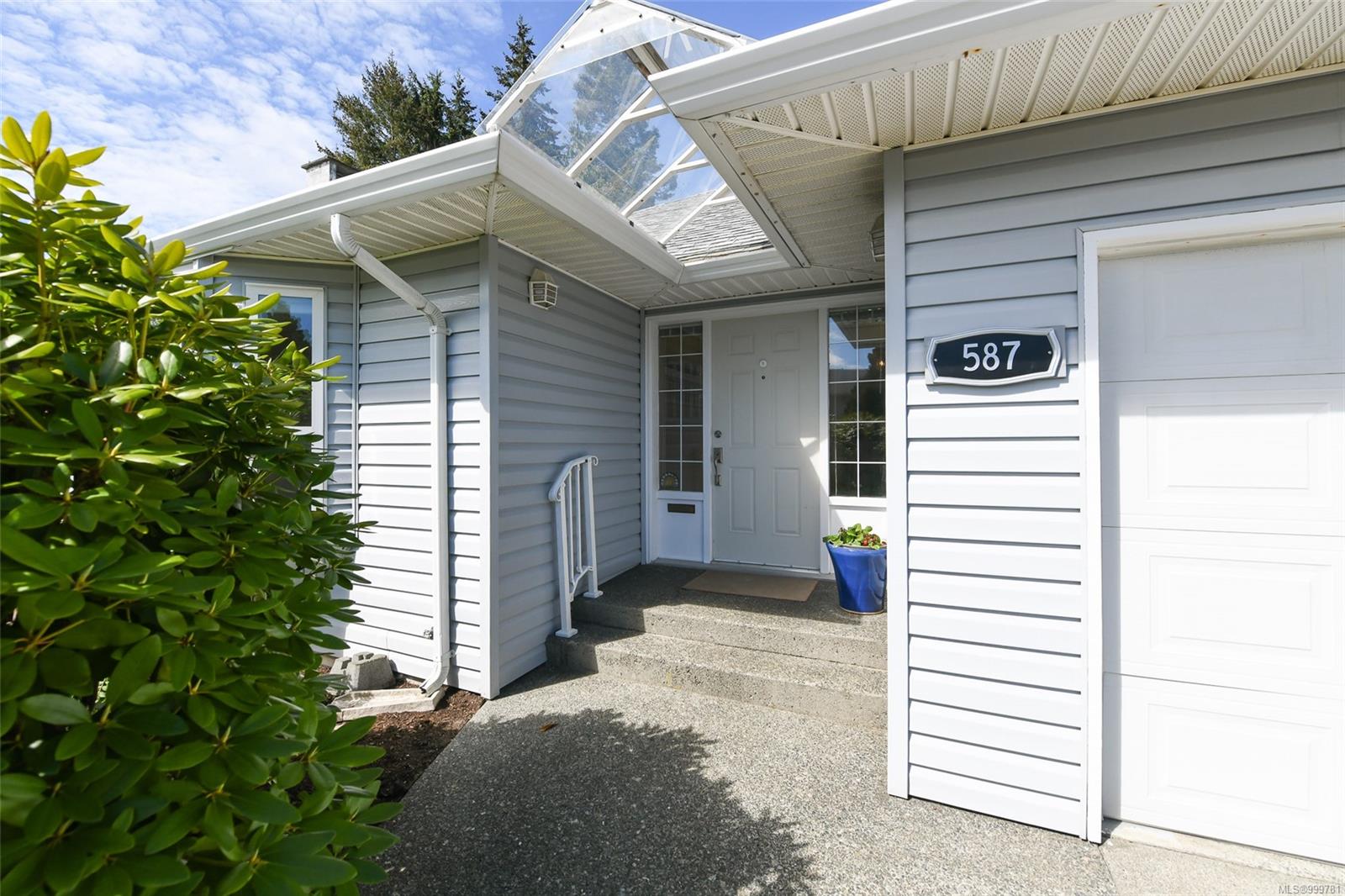 $889,000 - 587 Torrence Rd<br>British Columbia, V9M 3G8