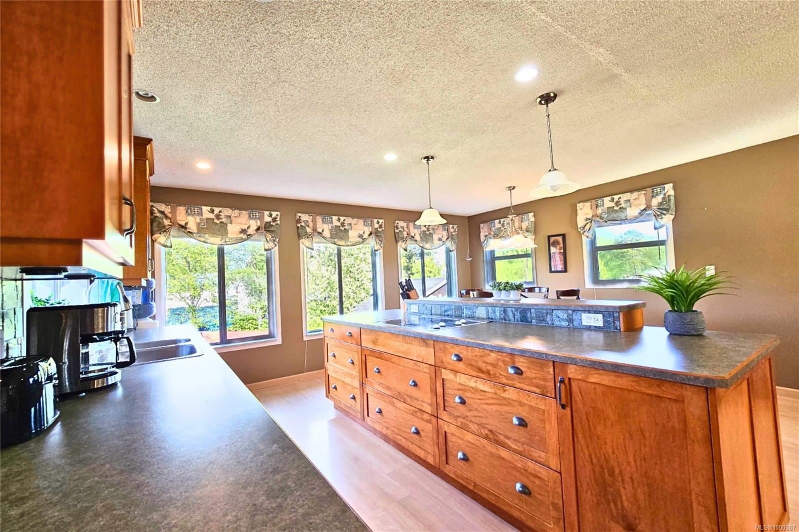 $999,999 - 1689 Bay St<br>British Columbia, V0R 3A0