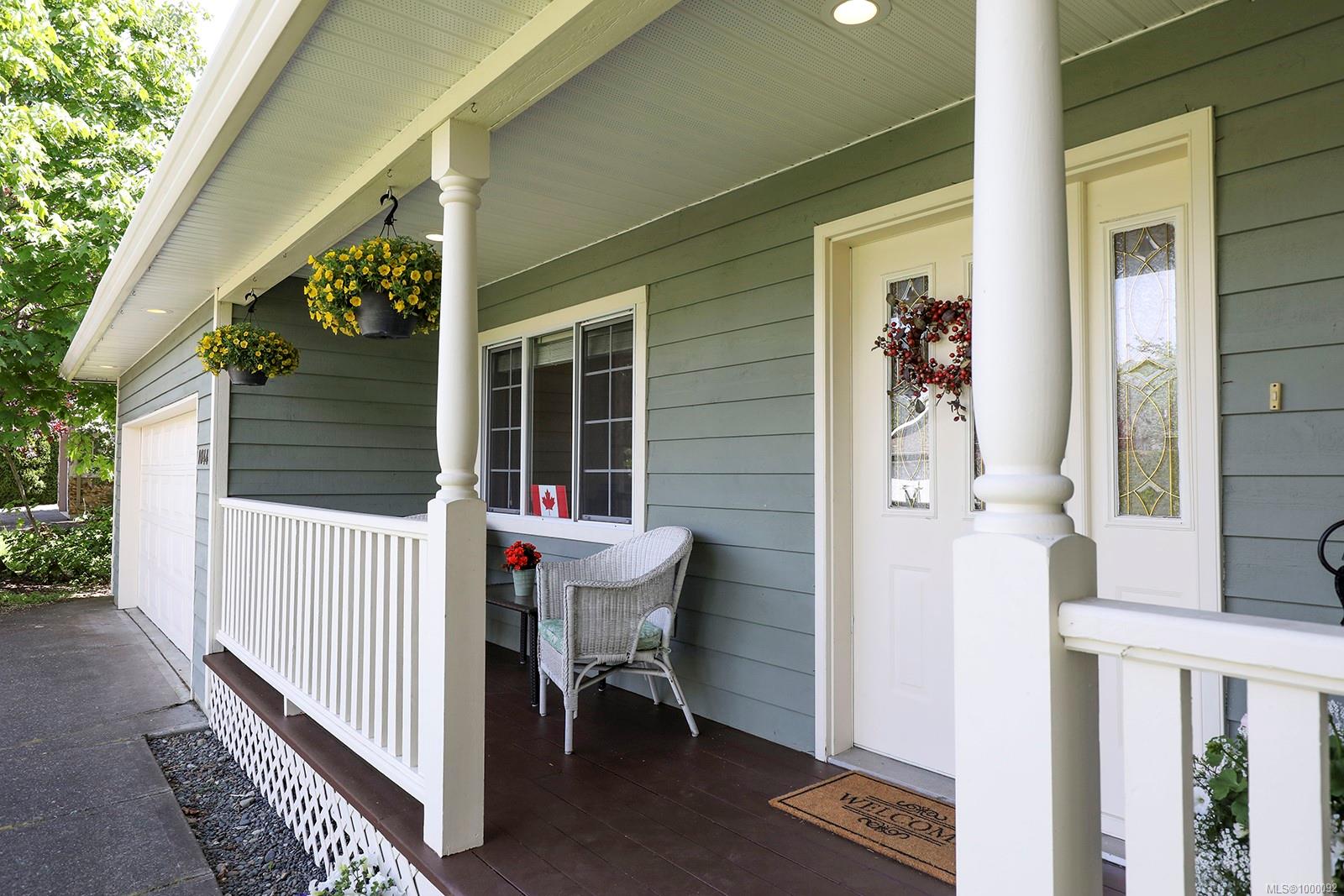 $890,000 - 1044 Malahat Dr<br>British Columbia, V9N 8W4
