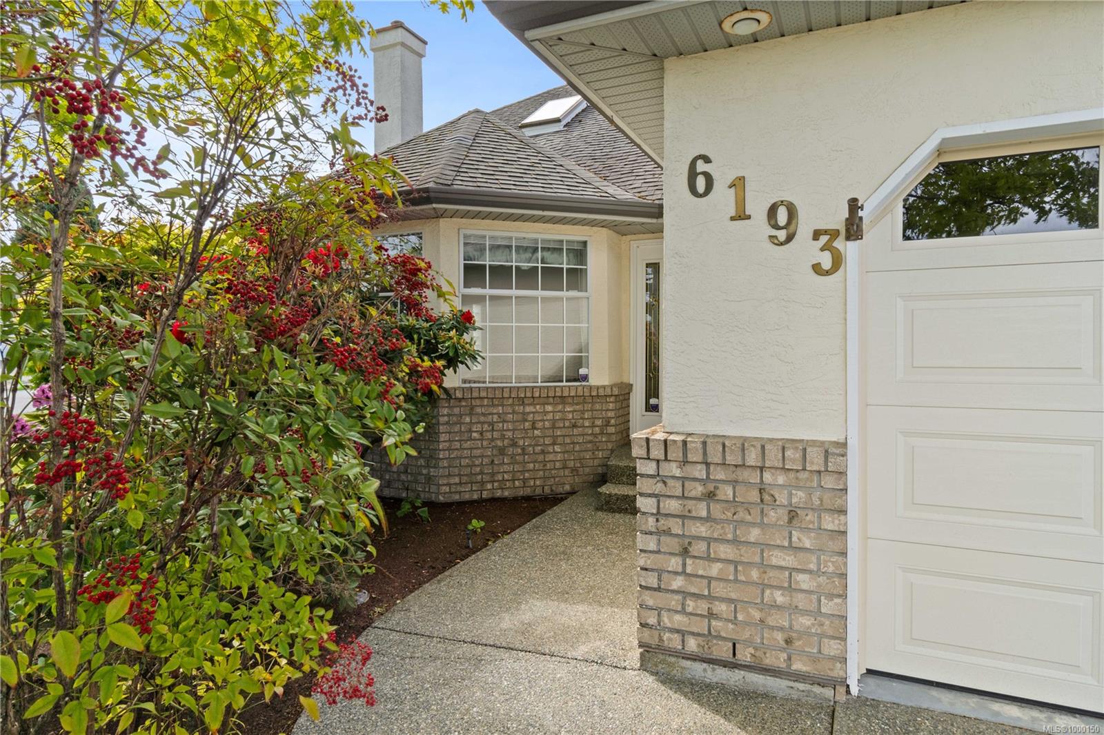 $889,000 - 6193 Waterbury Rd<br>British Columbia, V9V 1L2