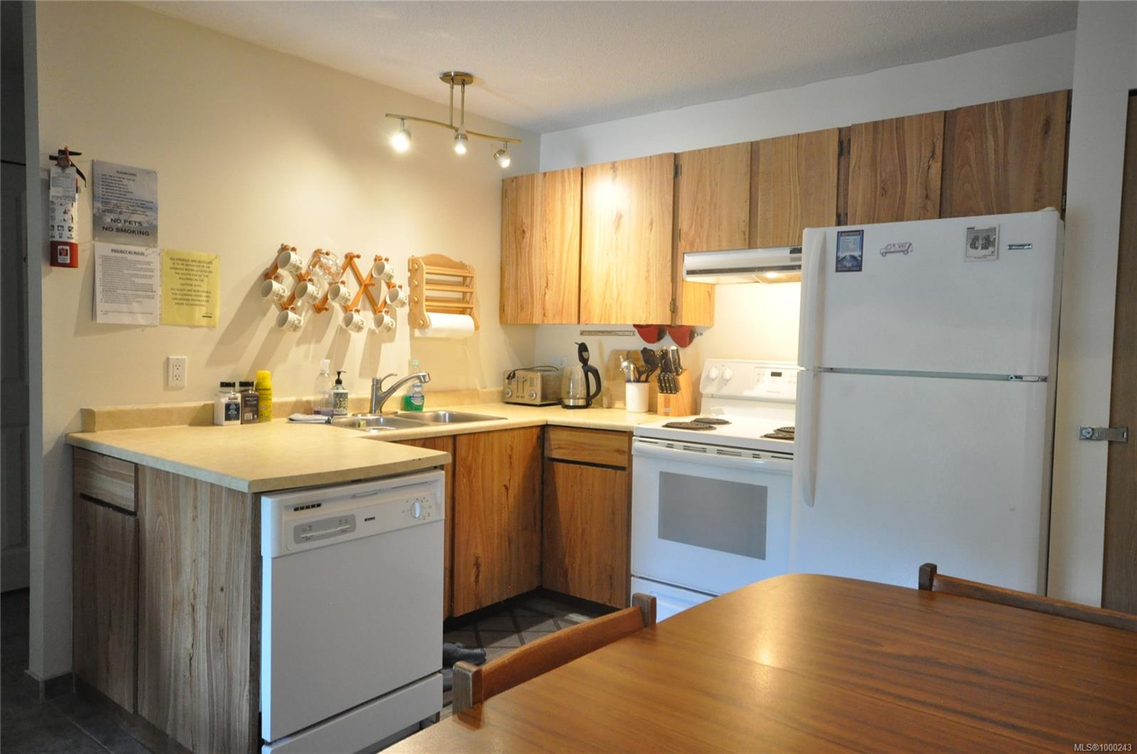 $345,000 - 695 Castle Crag Cres<br>British Columbia, V9J 1L0