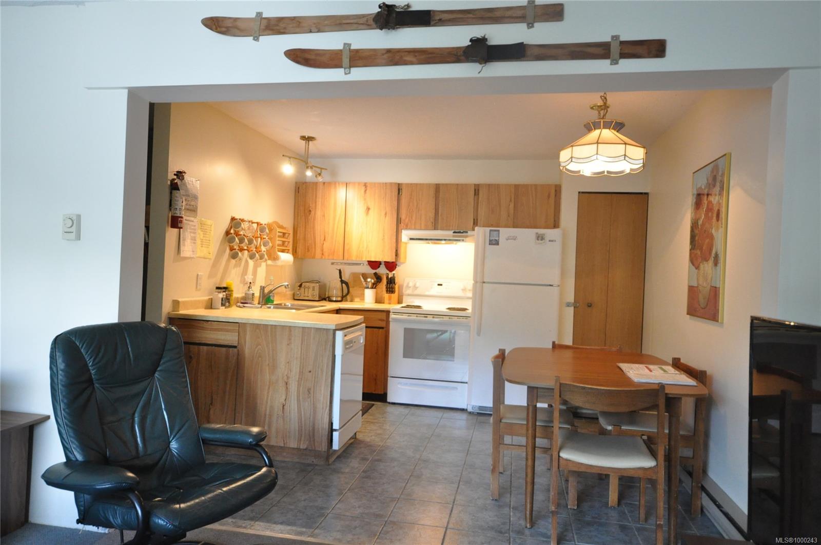 $345,000 - 695 Castle Crag Cres<br>British Columbia, V9J 1L0