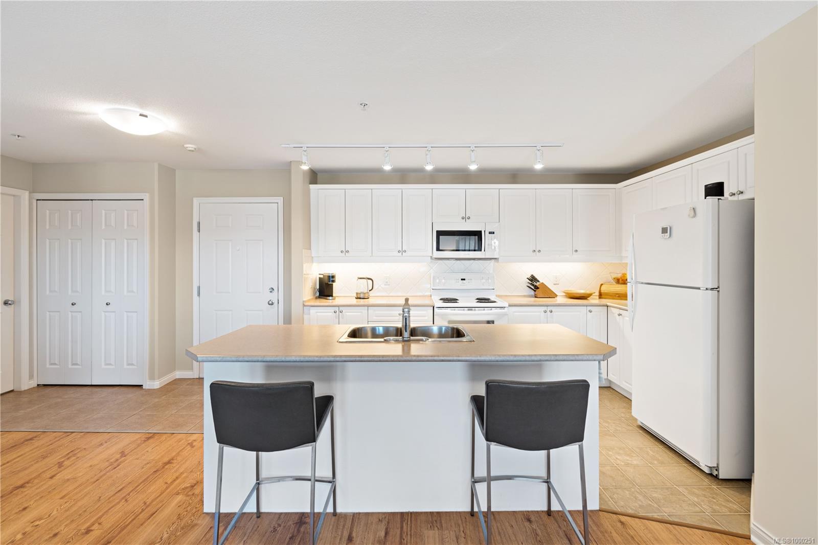 $454,900 - 1633 Dufferin Cres<br>British Columbia, V9S 5T4