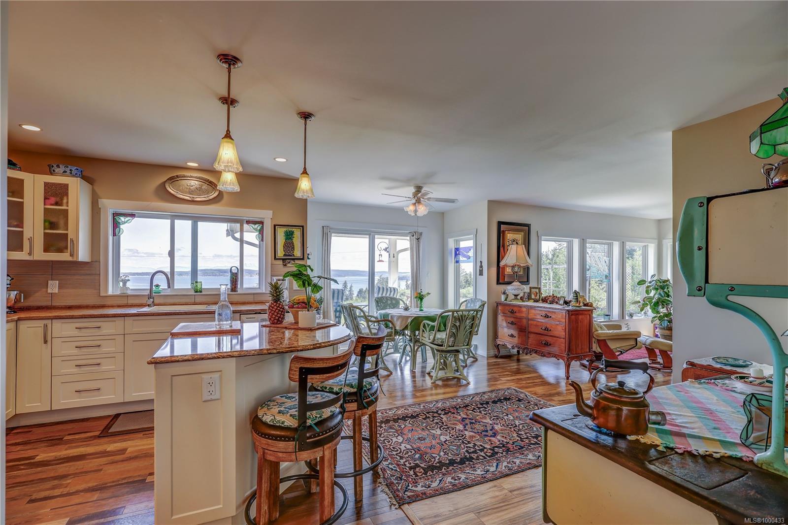 $595,000 - 2565 Cardena Cres<br>British Columbia, V0N 2R0