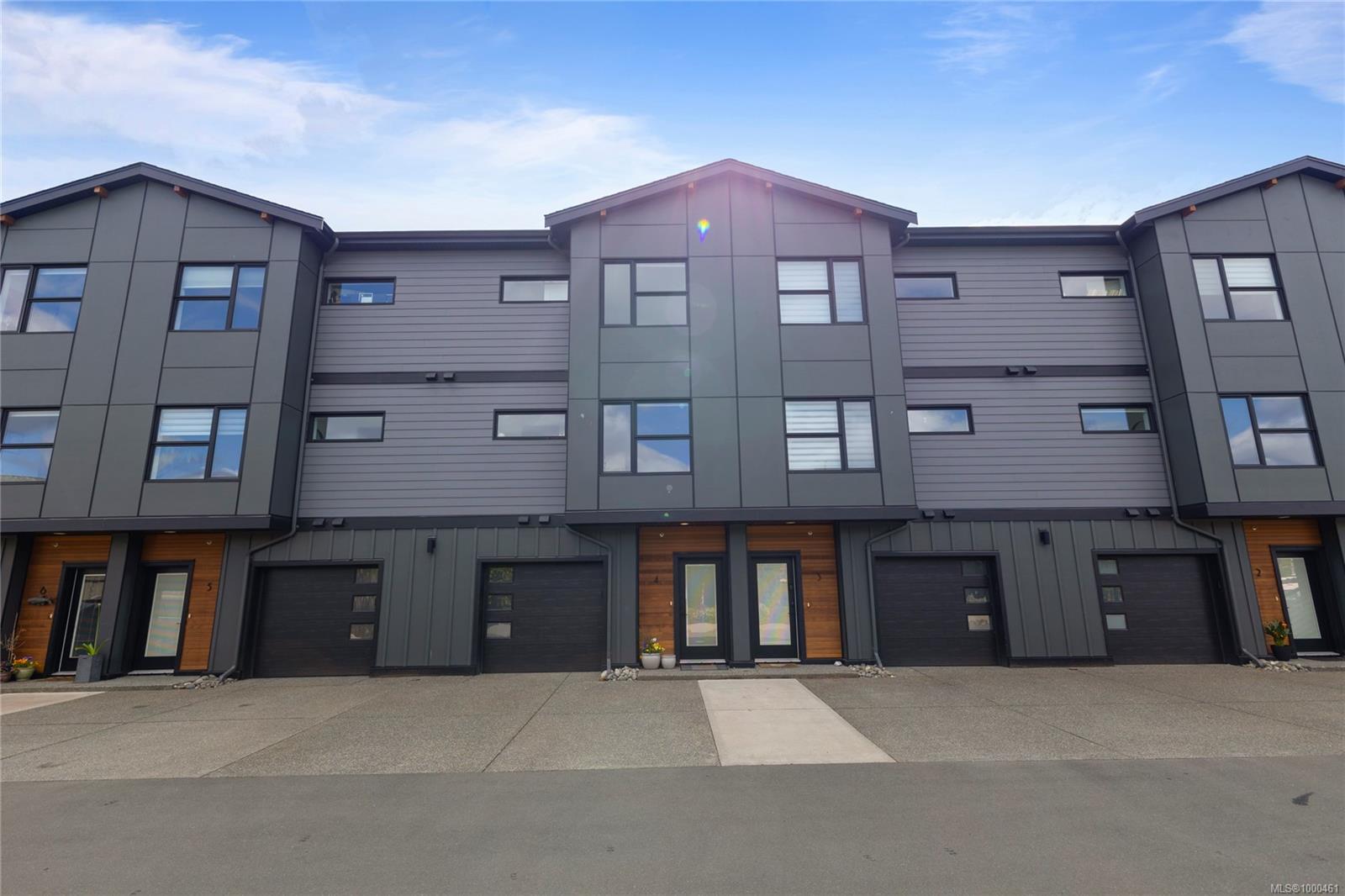 $644,400 - 3016 Alder St<br>British Columbia, V9H 0E5