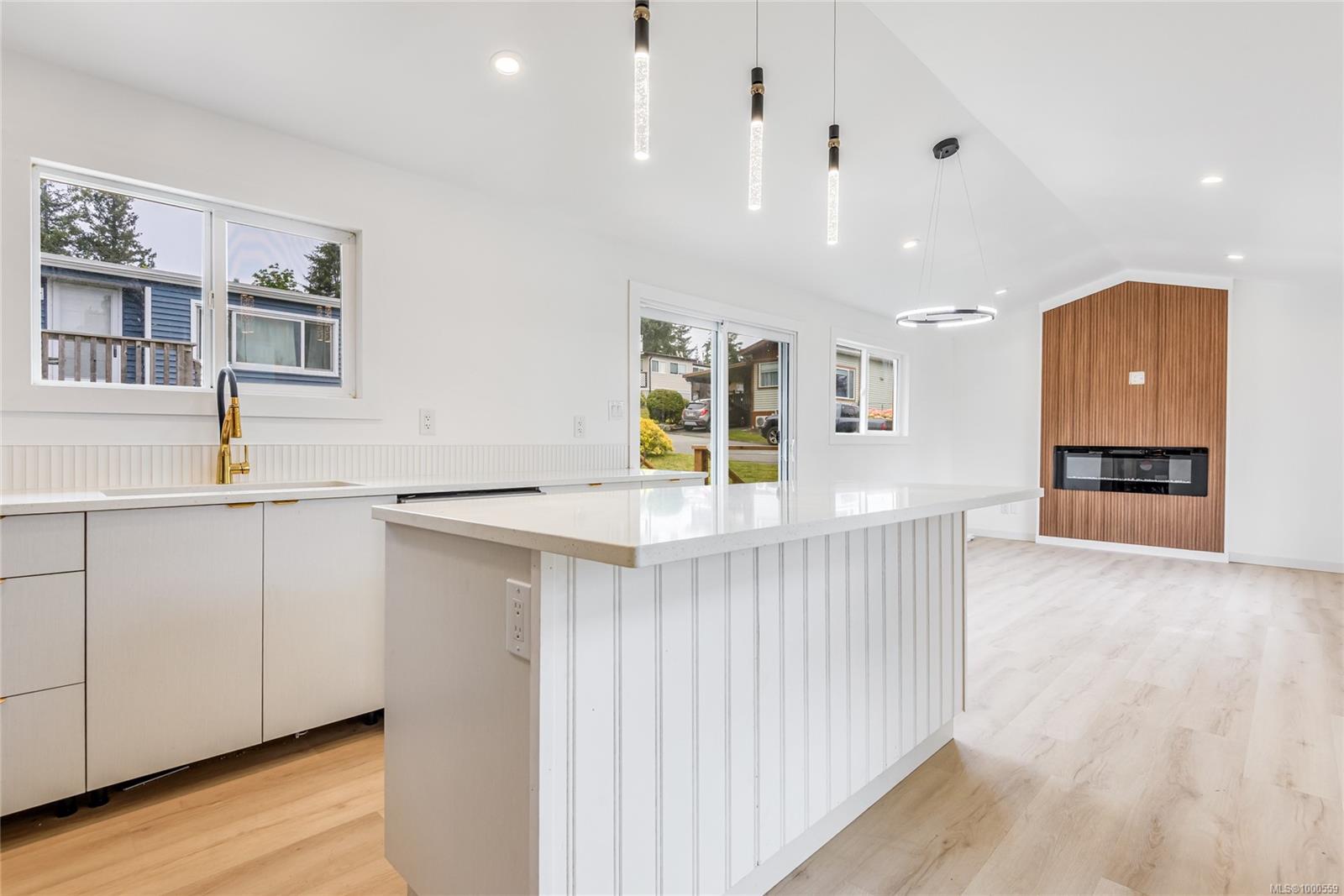 $299,000 - 1160 Shellbourne Blvd<br>British Columbia, V9W 5G5