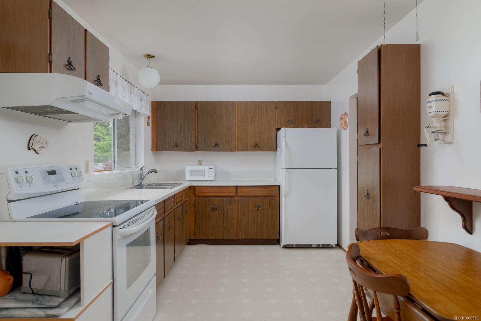$689,000 - 1709 Boundary Ave<br>British Columbia, V9S 4P3
