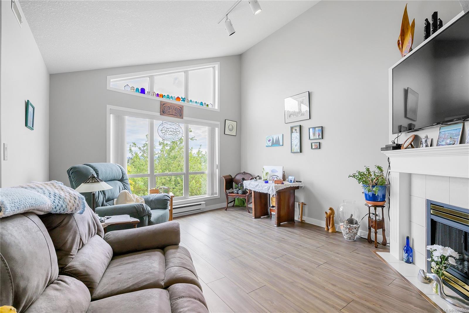 $549,900 - 335 Hirst Ave<br>British Columbia, V9P 2R5