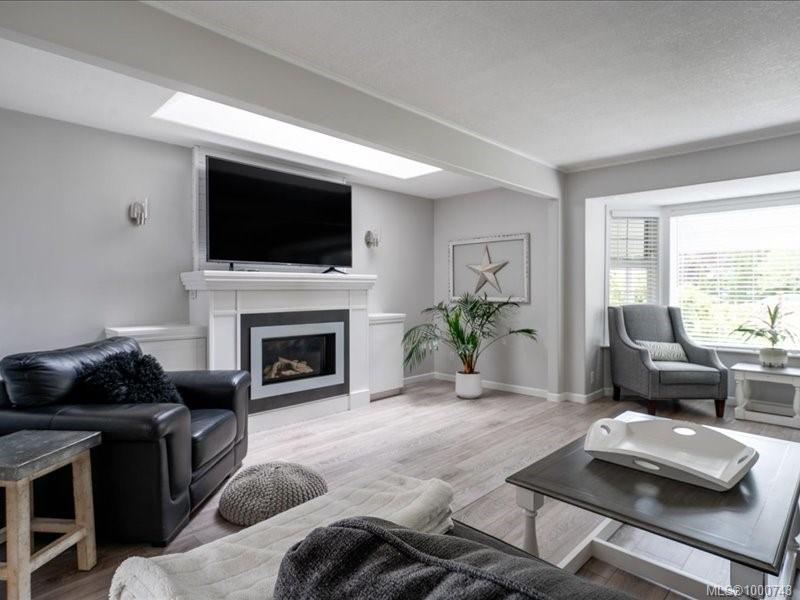 $988,000 - 521 Arbutus St<br>British Columbia, V9K 1K8