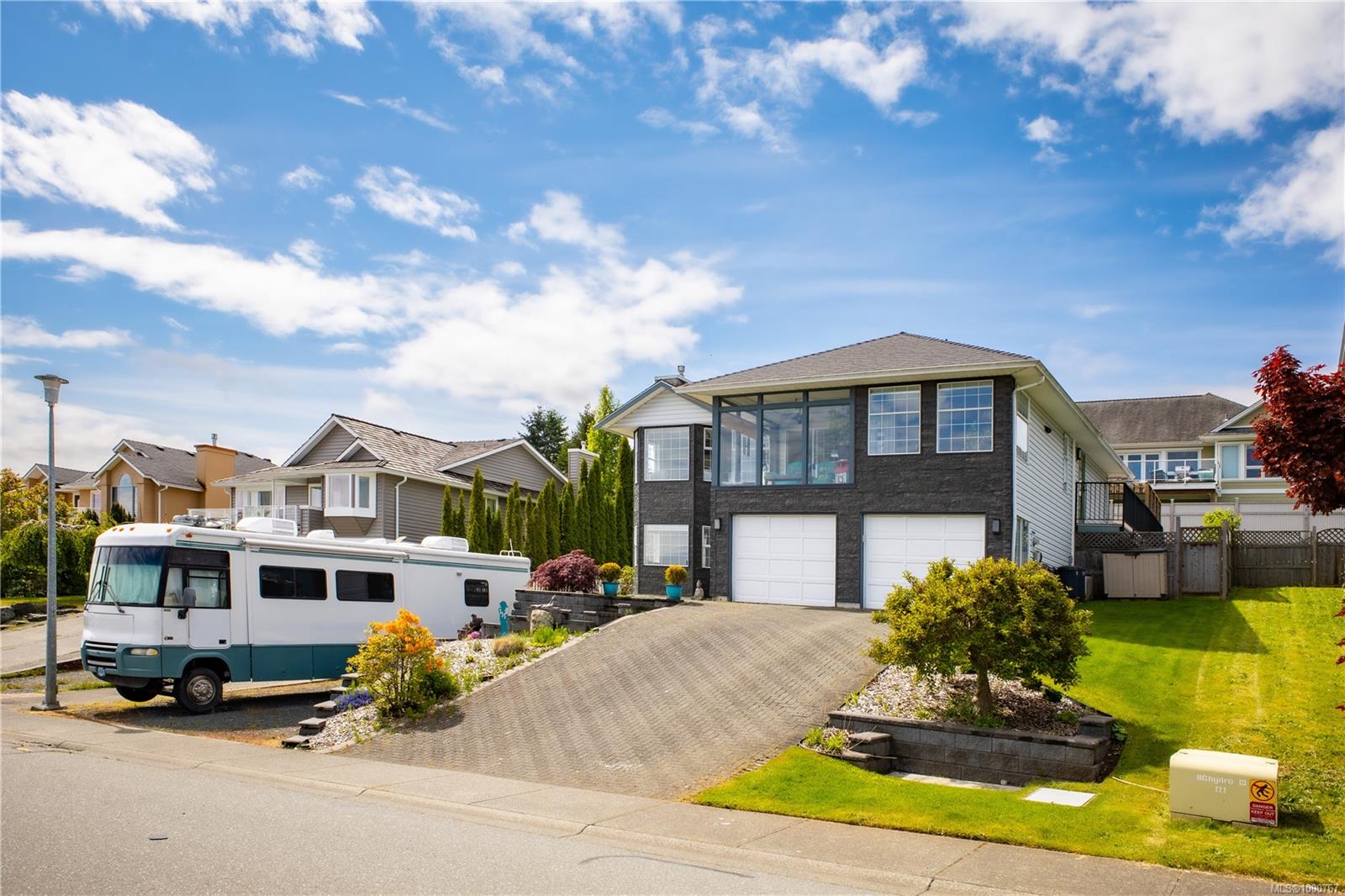 $875,000 - 733 Bowen Dr<br>British Columbia, V9H 1S2
