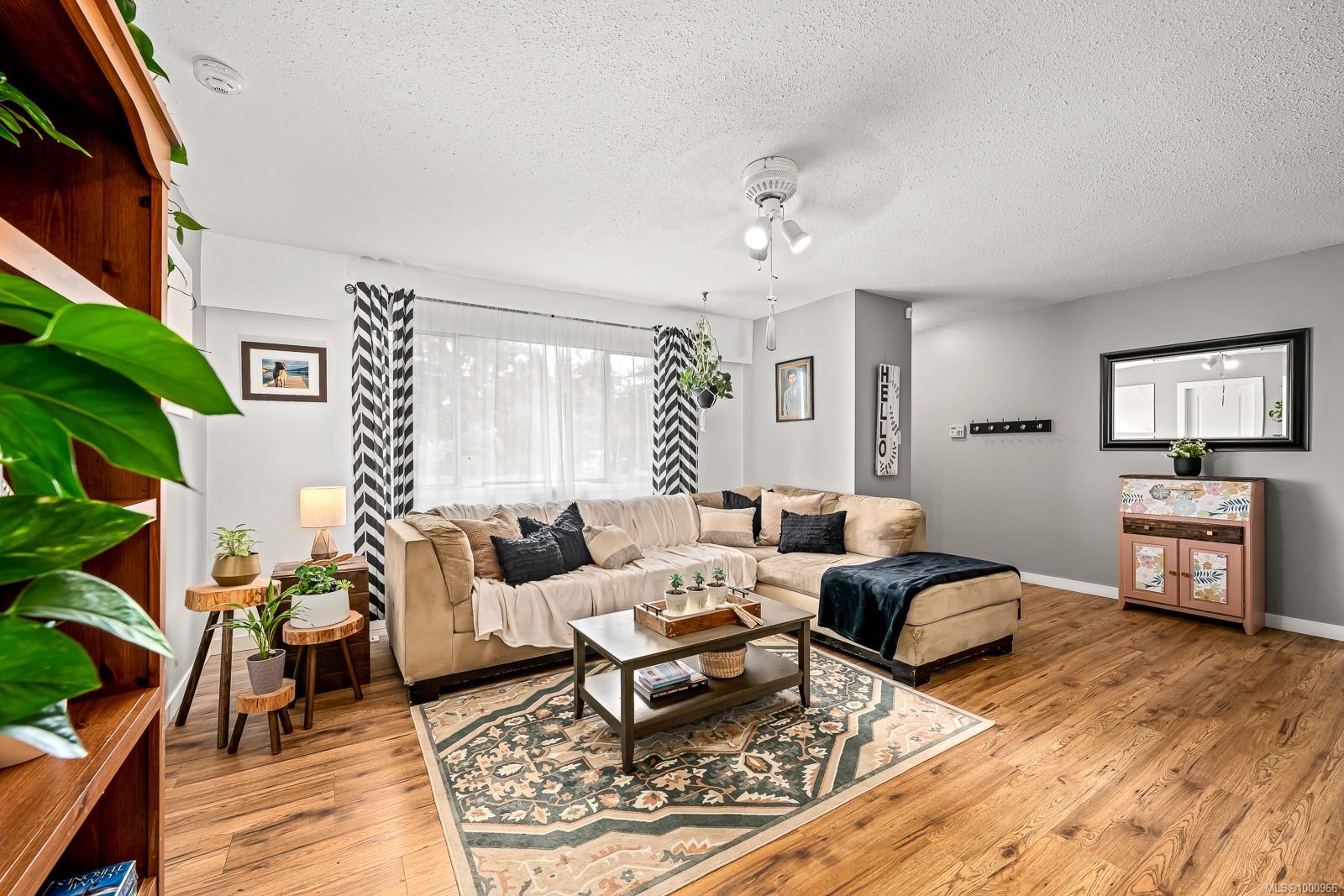$635,000 - 2014 Cedar Cres<br>British Columbia, V9N 3B6