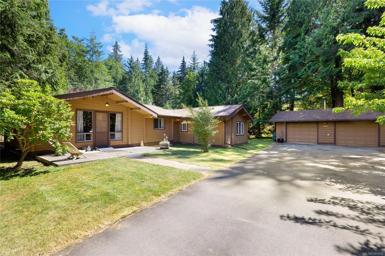 $950,000 - 3826 CHARLTON Dr<br>British Columbia, V9K 1Z3
