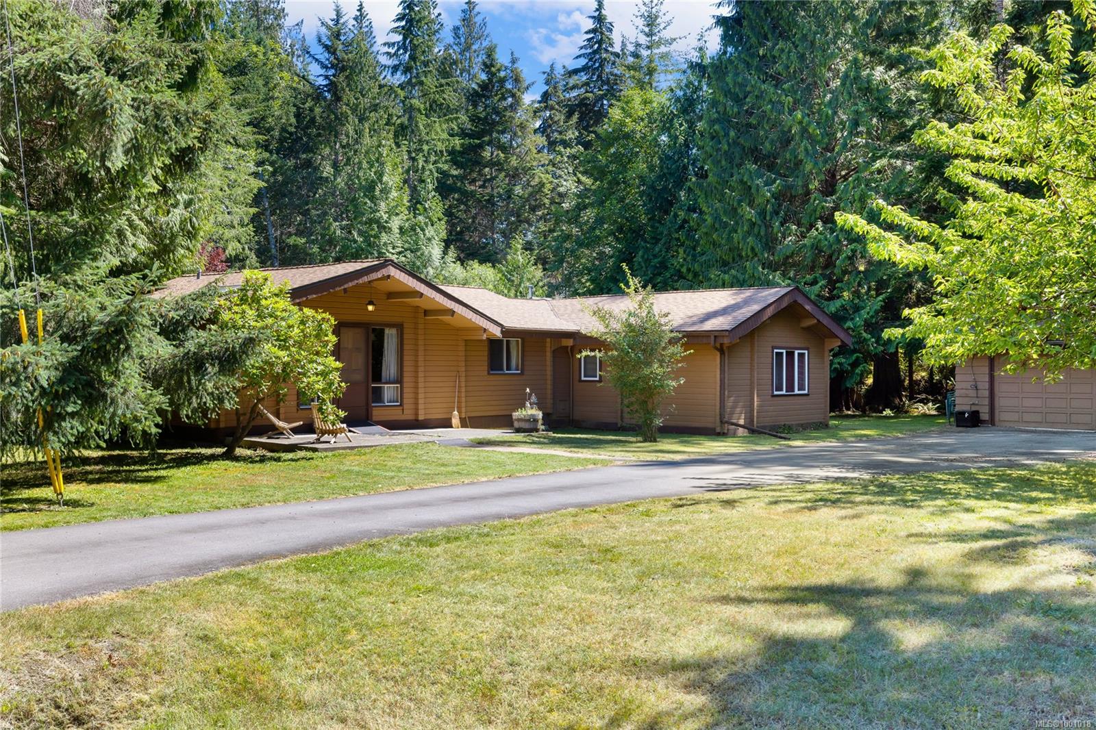 $950,000 - 3826 CHARLTON Dr<br>British Columbia, V9K 1Z3