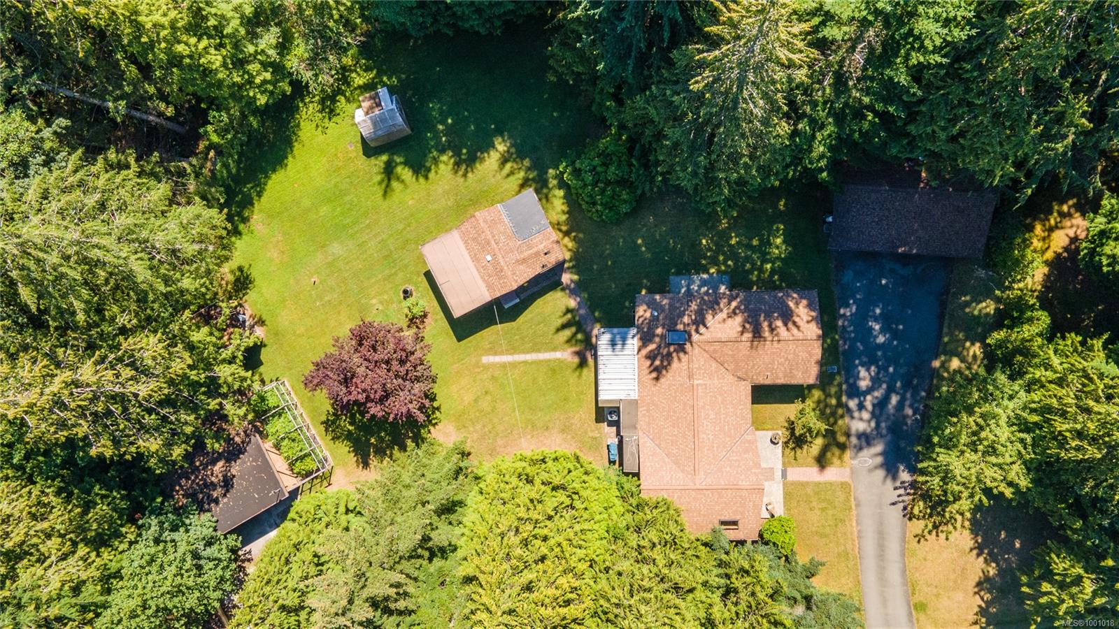 $950,000 - 3826 CHARLTON Dr<br>British Columbia, V9K 1Z3