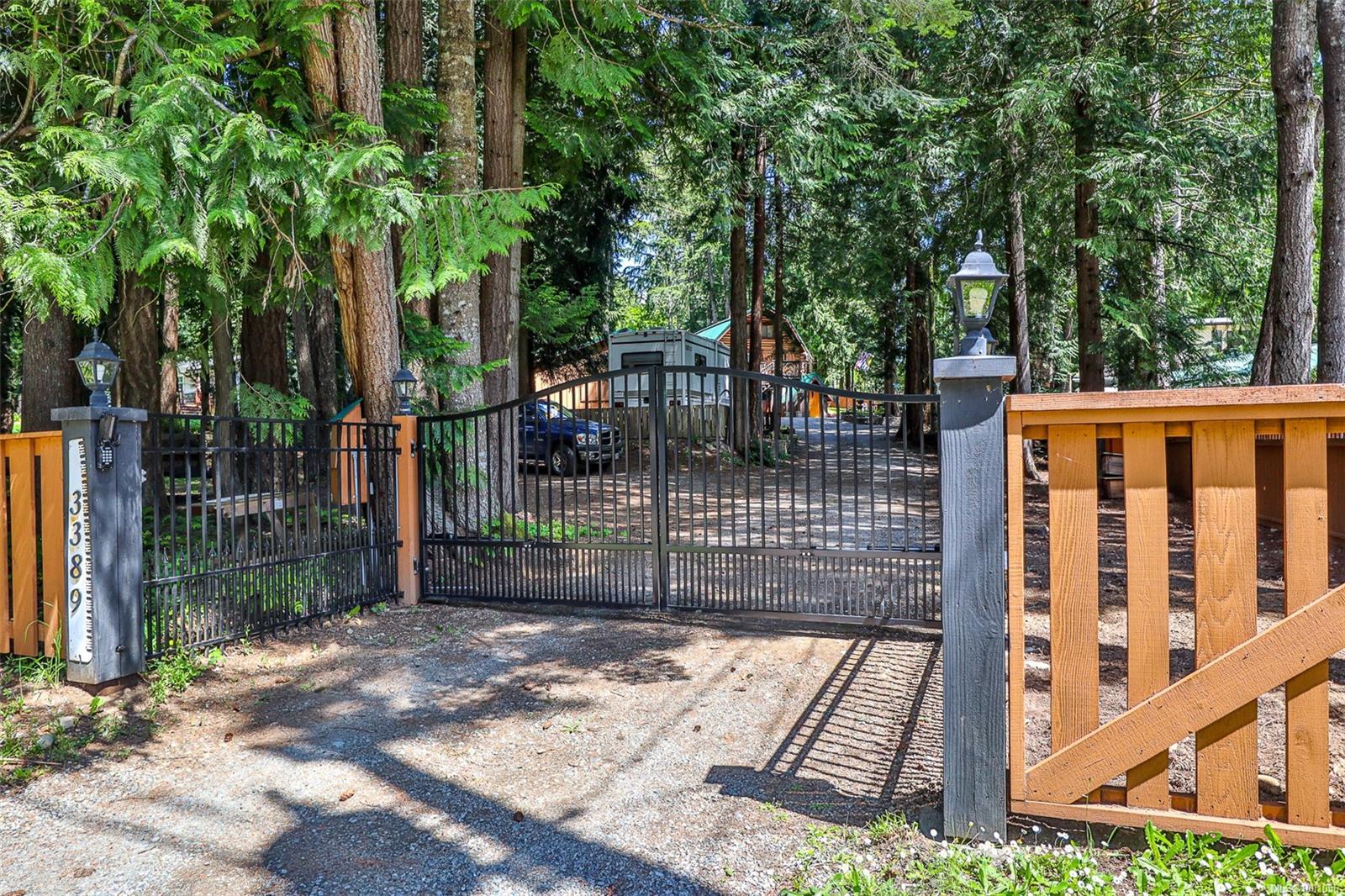 $869,000 - 3389 Ridgeview Cres<br>British Columbia, V8H 0C4