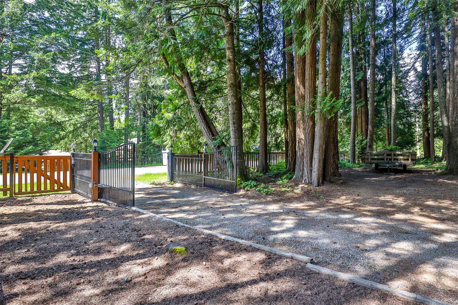 $869,000 - 3389 Ridgeview Cres<br>British Columbia, V8H 0C4