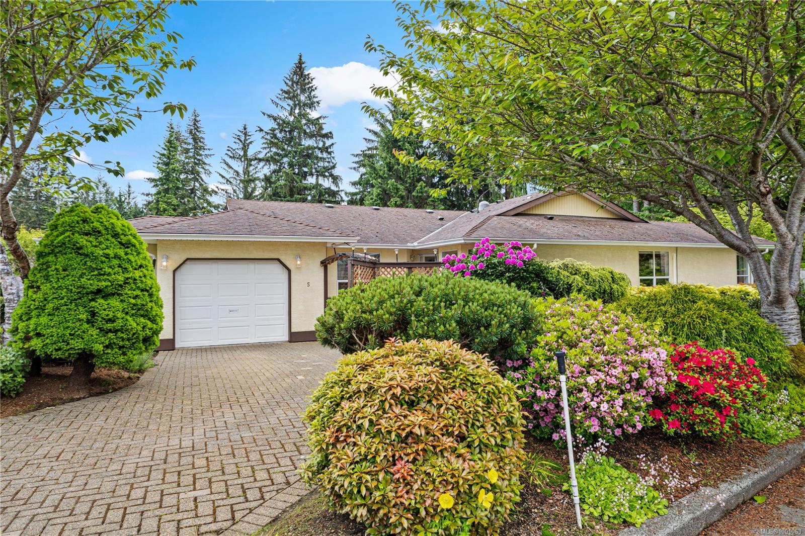 $509,999 - 605 Rockland Rd<br>British Columbia, V9W 7X1