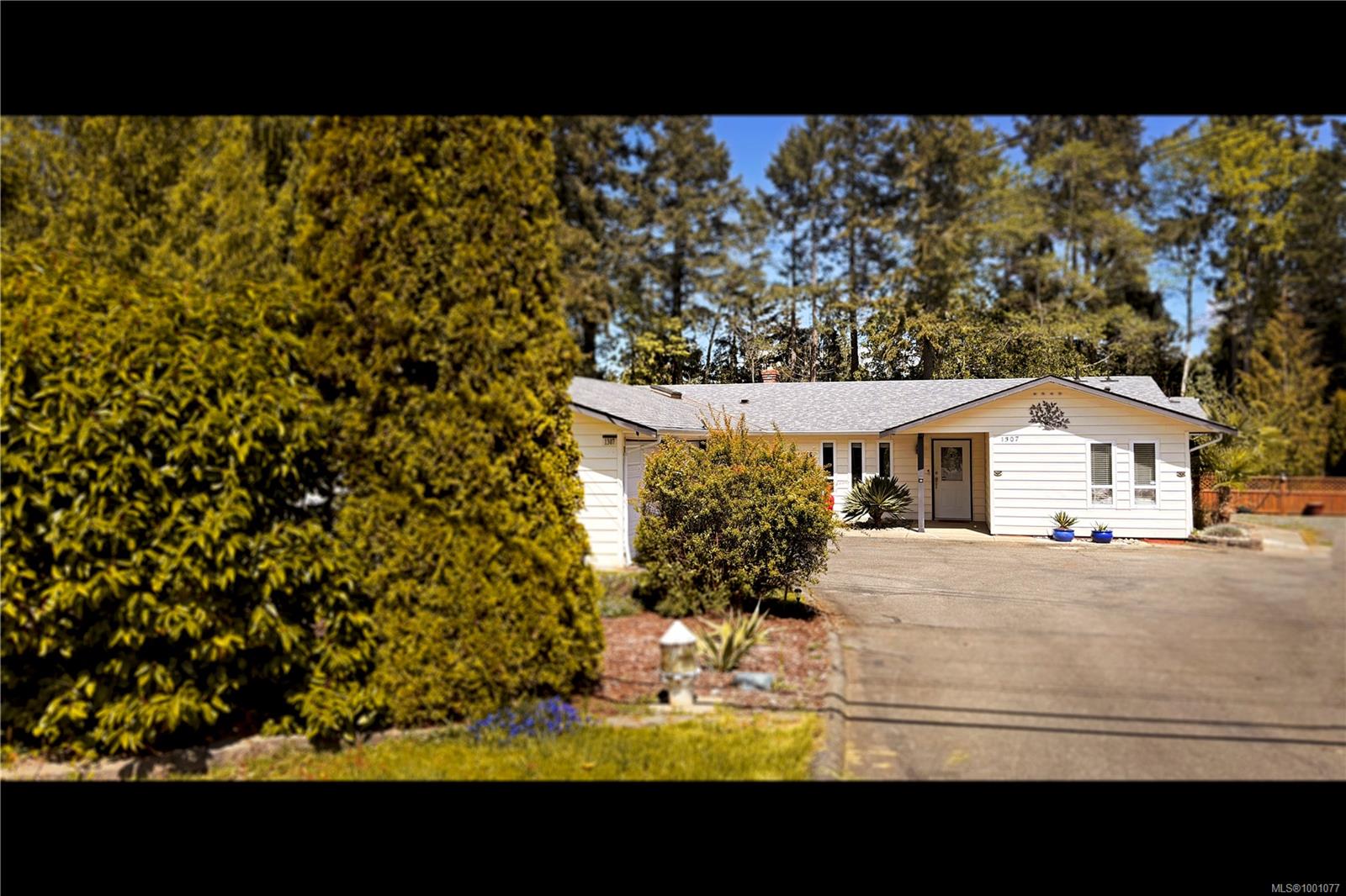 $879,000 - 1307 Sunrise Dr<br>British Columbia, V9P 1X4