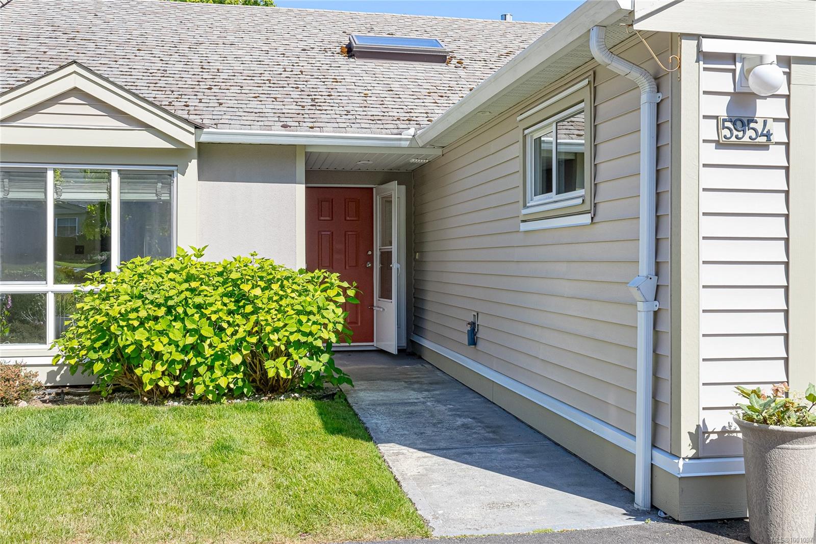 $528,000 - 5954 Waterton Dr<br>British Columbia, V9T 6A9