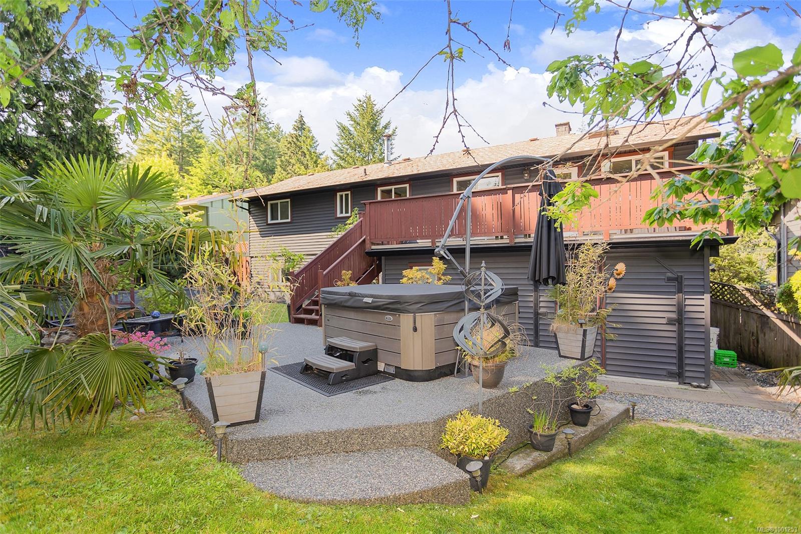 $799,900 - 621 Seventh St<br>British Columbia, V9R 5M7