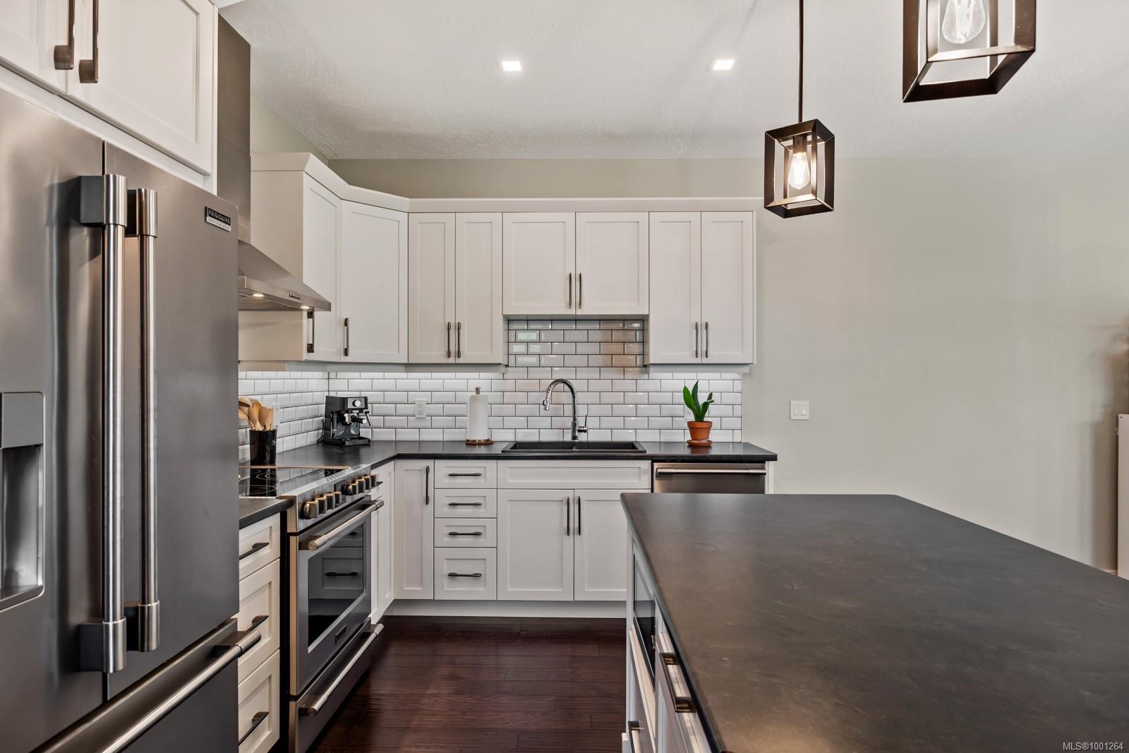 $669,900 - 492 17th St<br>British Columbia, V9N 7P1