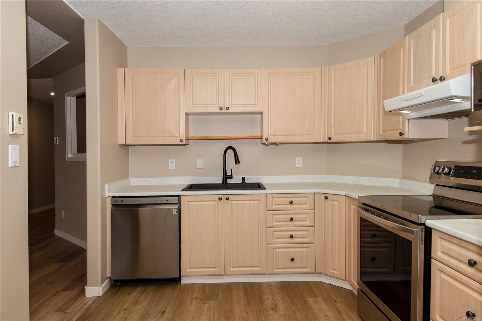 $529,900 - 335 Hirst Ave<br>British Columbia, V9P 1K4