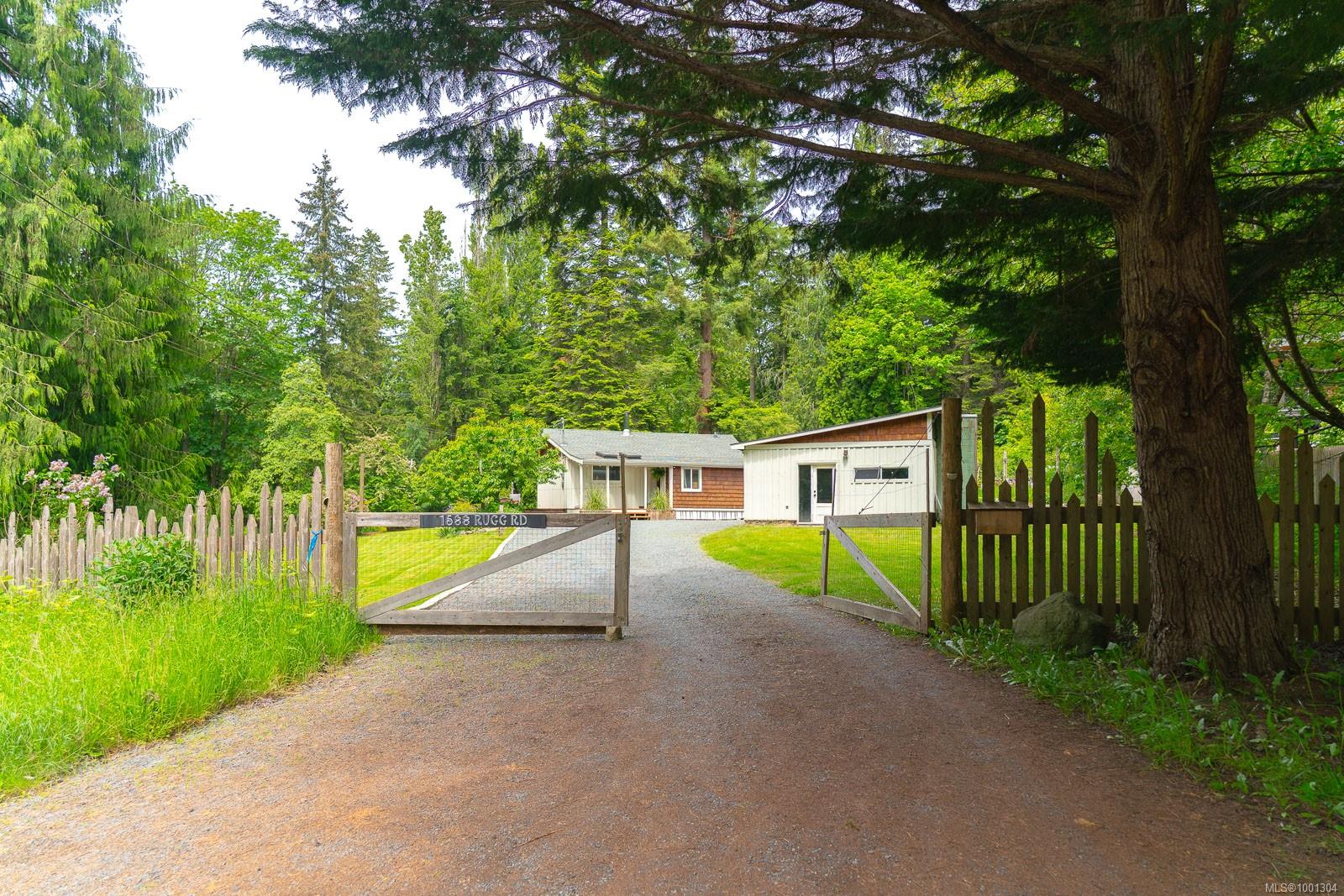 $879,000 - 1588 Rugg Rd<br>British Columbia, V9X 1N1