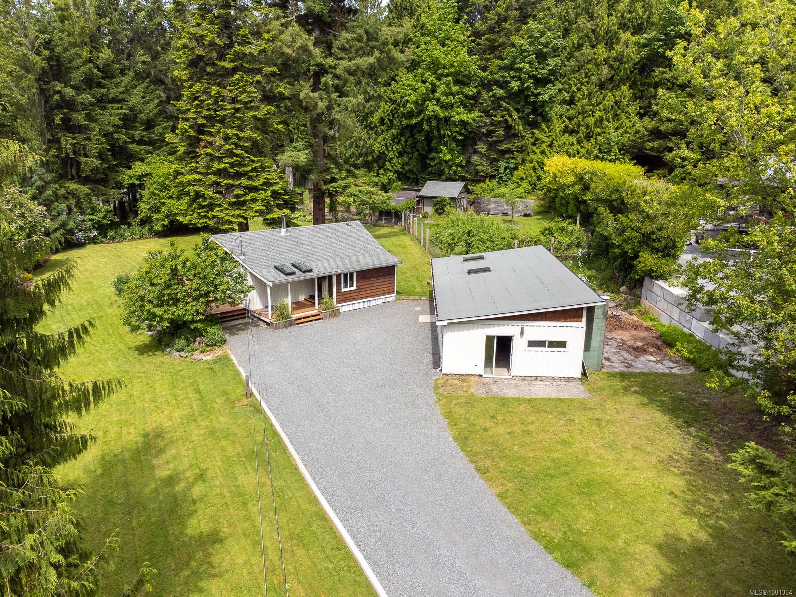 $879,000 - 1588 Rugg Rd<br>British Columbia, V9X 1N1