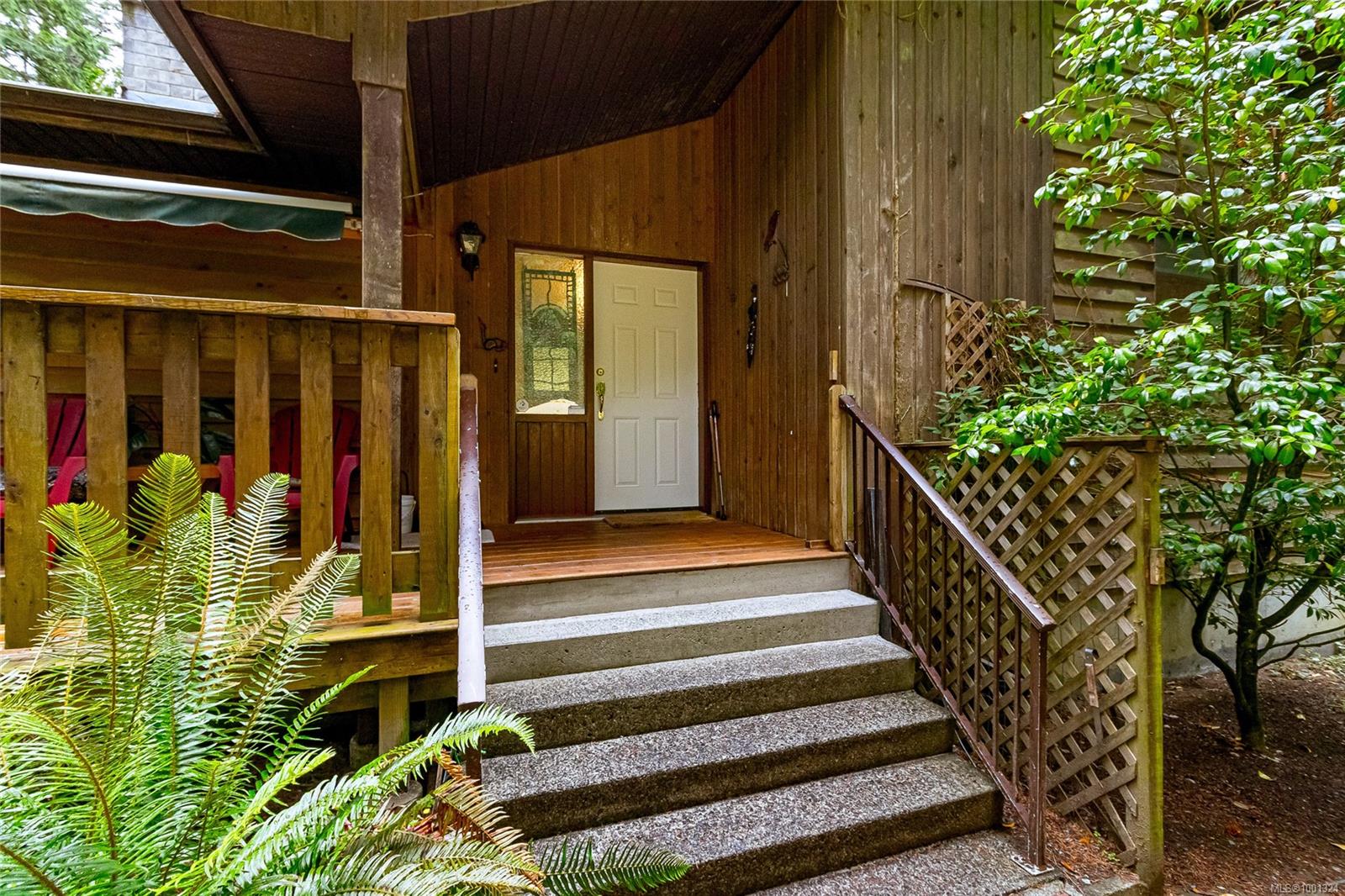 $1,250,000 - 3345 Mcguire Way<br>British Columbia, V0R 2E0