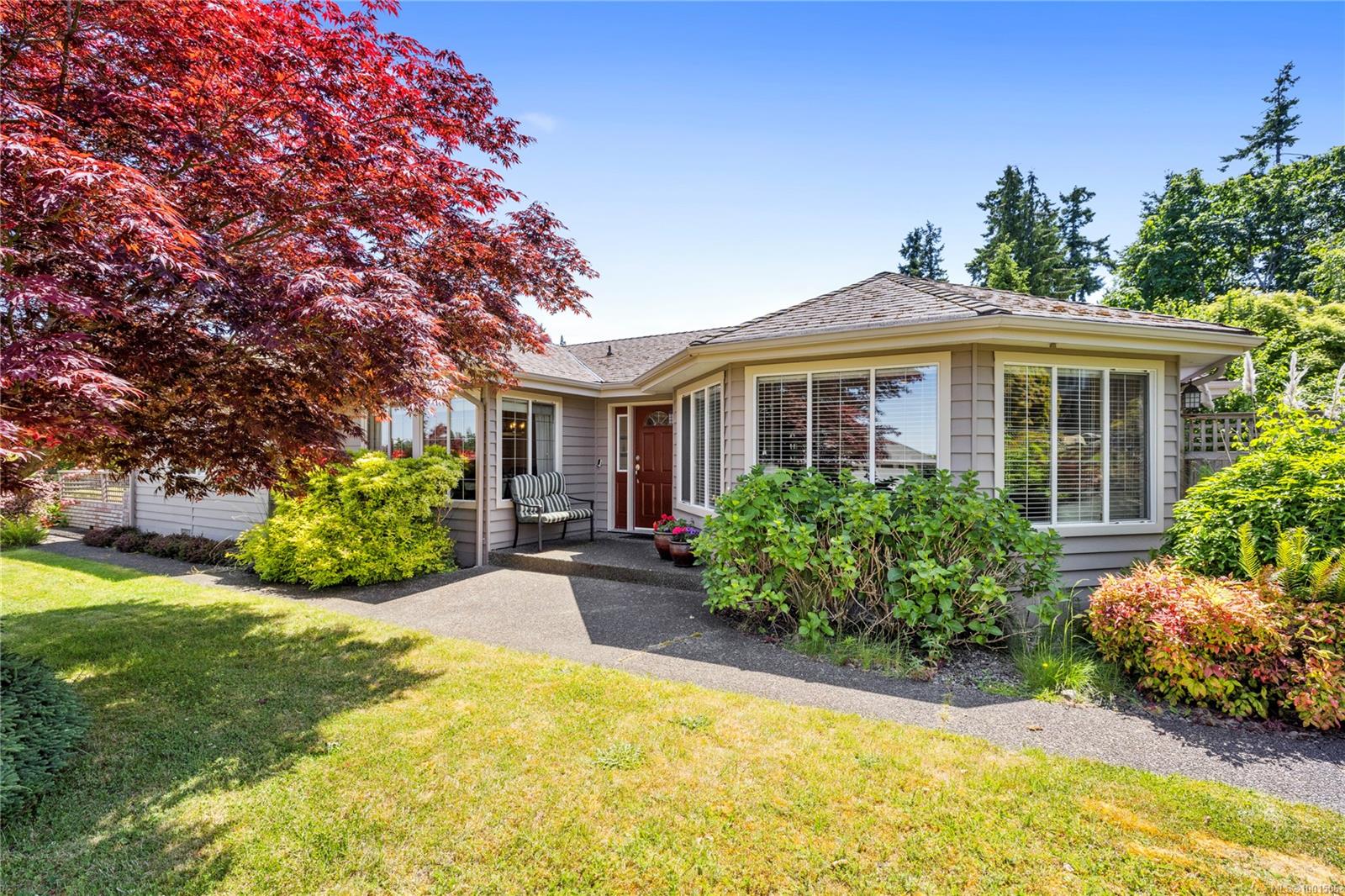$965,000 - 910 Fairways Dr<br>British Columbia, V9K 1E1