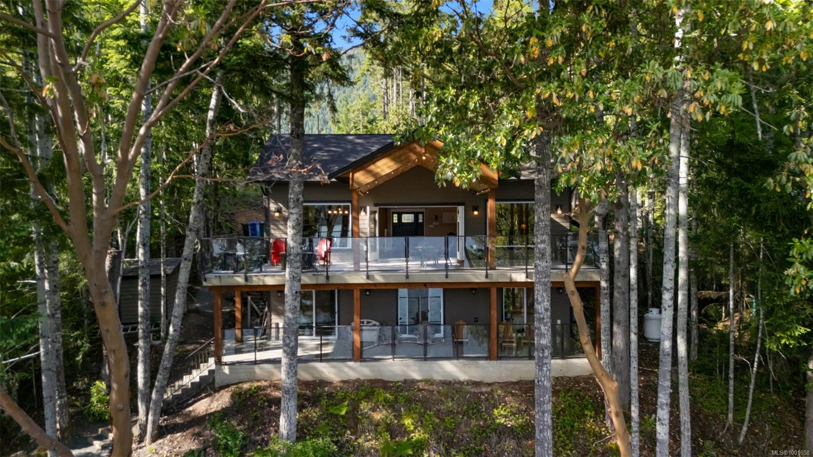 $1,999,900 - 8130 Sa-Seen-Os Cres<br>British Columbia, V0R 3E1