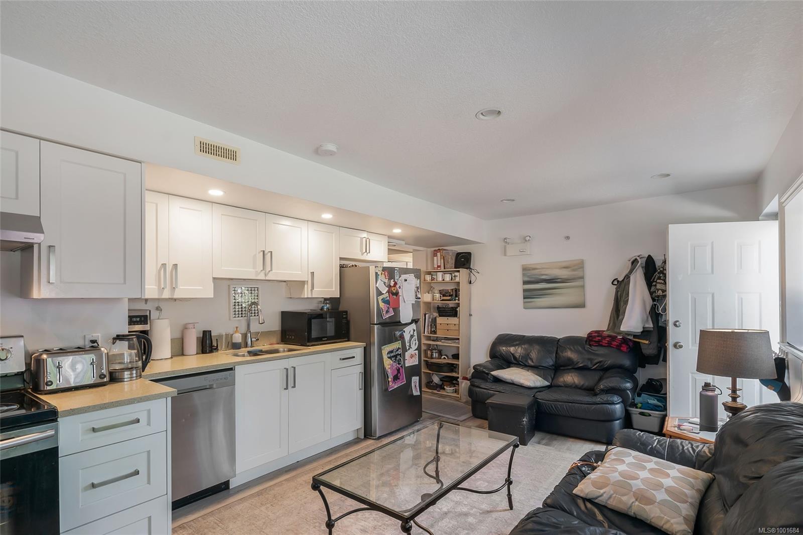 $1,250,000 - 5831 Hammond Bay Rd<br>British Columbia, V9T 5N3