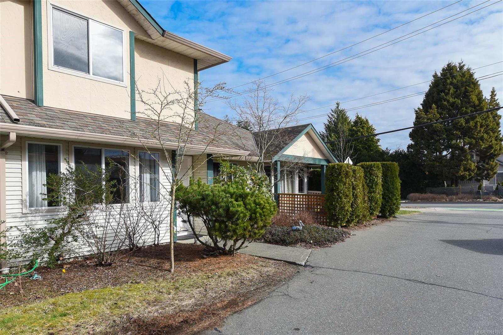 $389,000 - 851 5th St<br>British Columbia, V9N 1K8