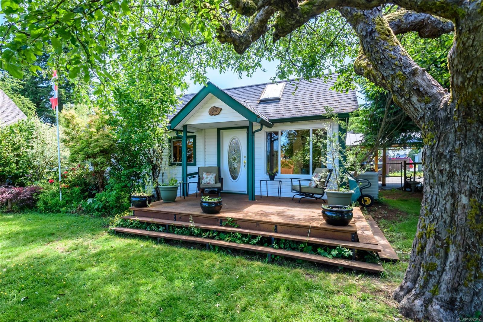 $699,000 - 692 11th St<br>British Columbia, V9N 1T1