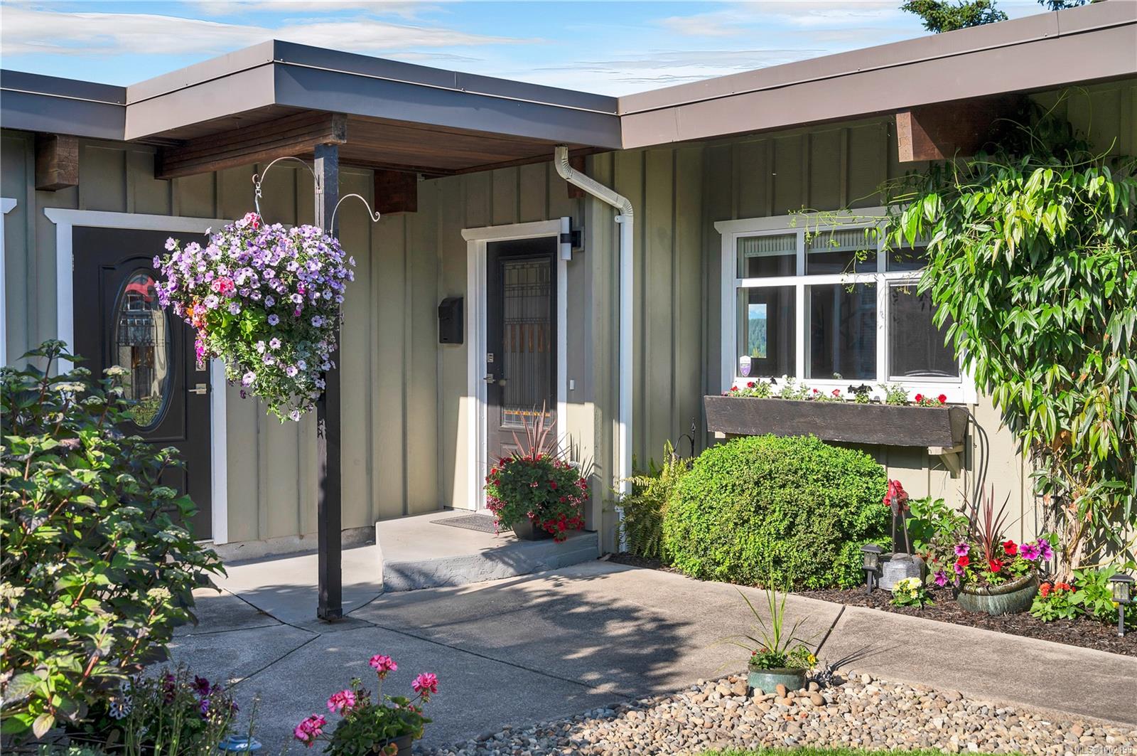 $1,400,000 - 235 Thulin St<br>British Columbia, V9W 2J9