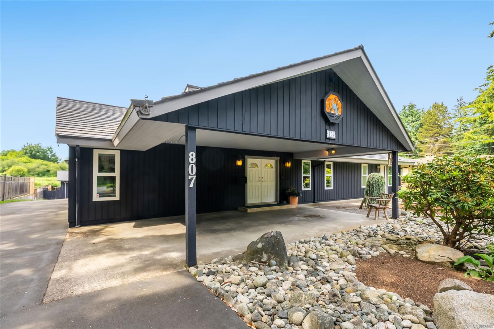 $1,380,000 - 807 Shorewood Dr<br>British Columbia, V9P 1S1
