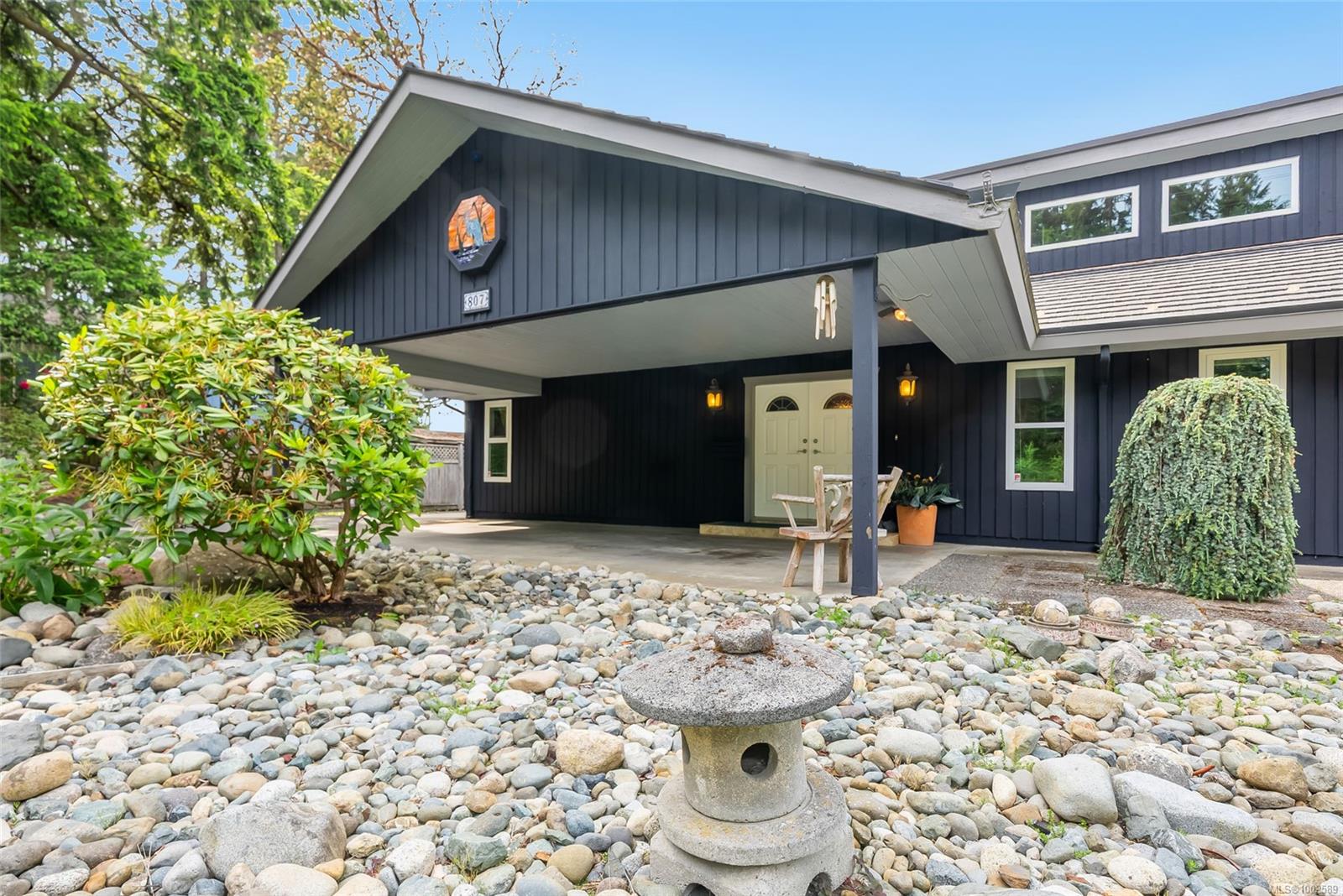 $1,380,000 - 807 Shorewood Dr<br>British Columbia, V9P 1S1