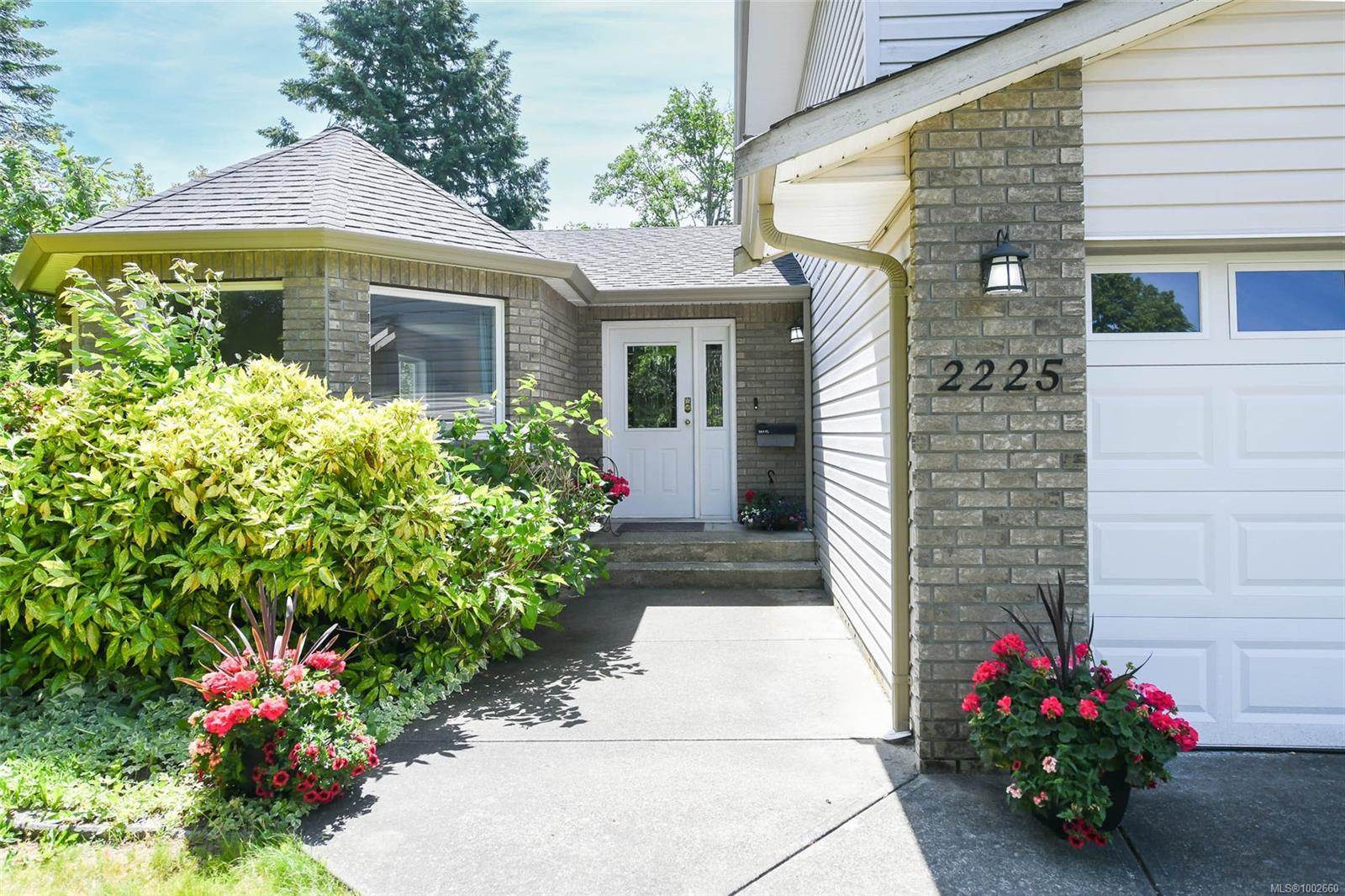 $875,000 - 2225 Heron Cres<br>British Columbia, V9M 3Y2