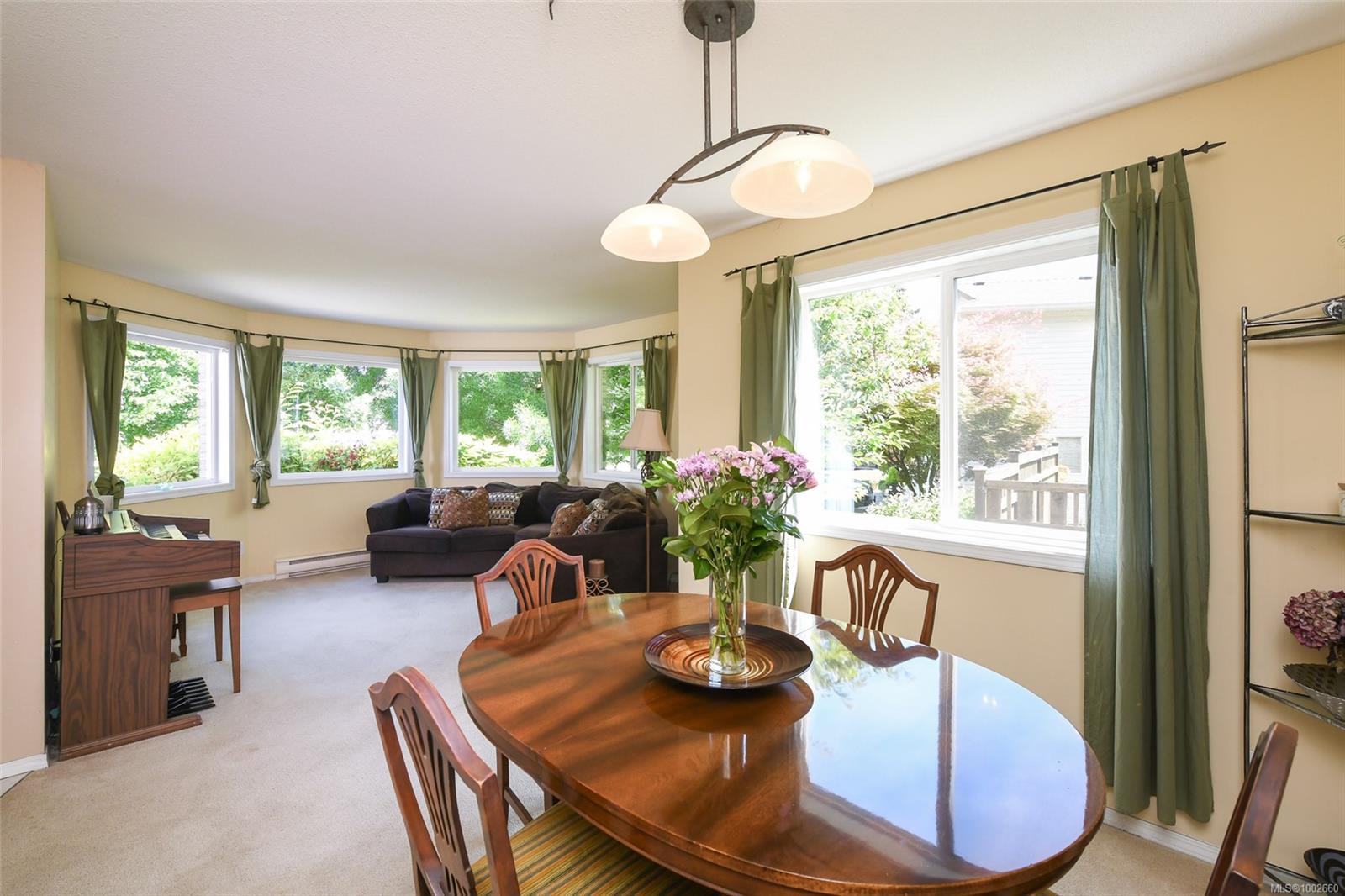 $875,000 - 2225 Heron Cres<br>British Columbia, V9M 3Y2