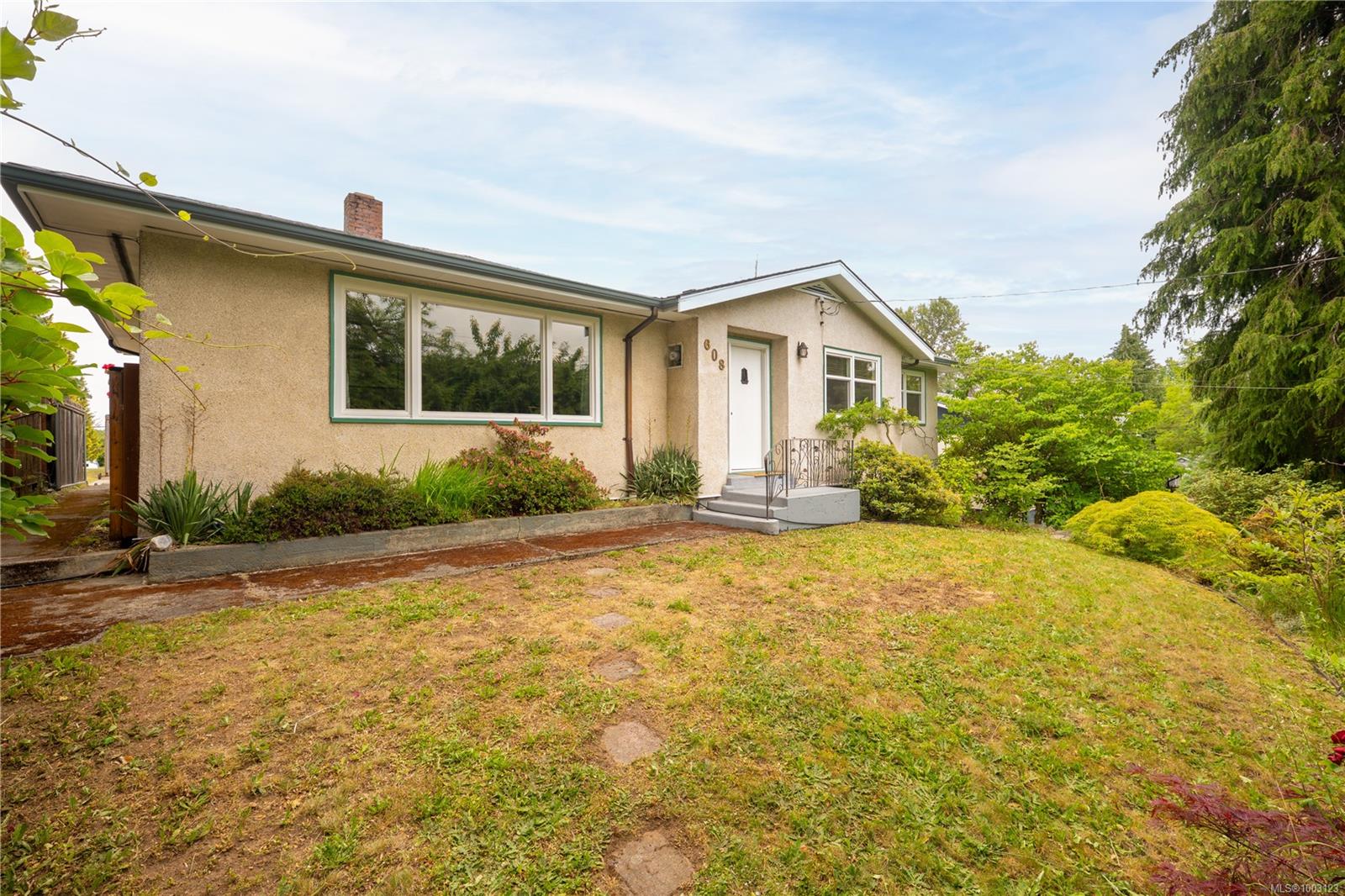 $639,900 - 608 Bruce Ave<br>British Columbia, V9R 3Y7