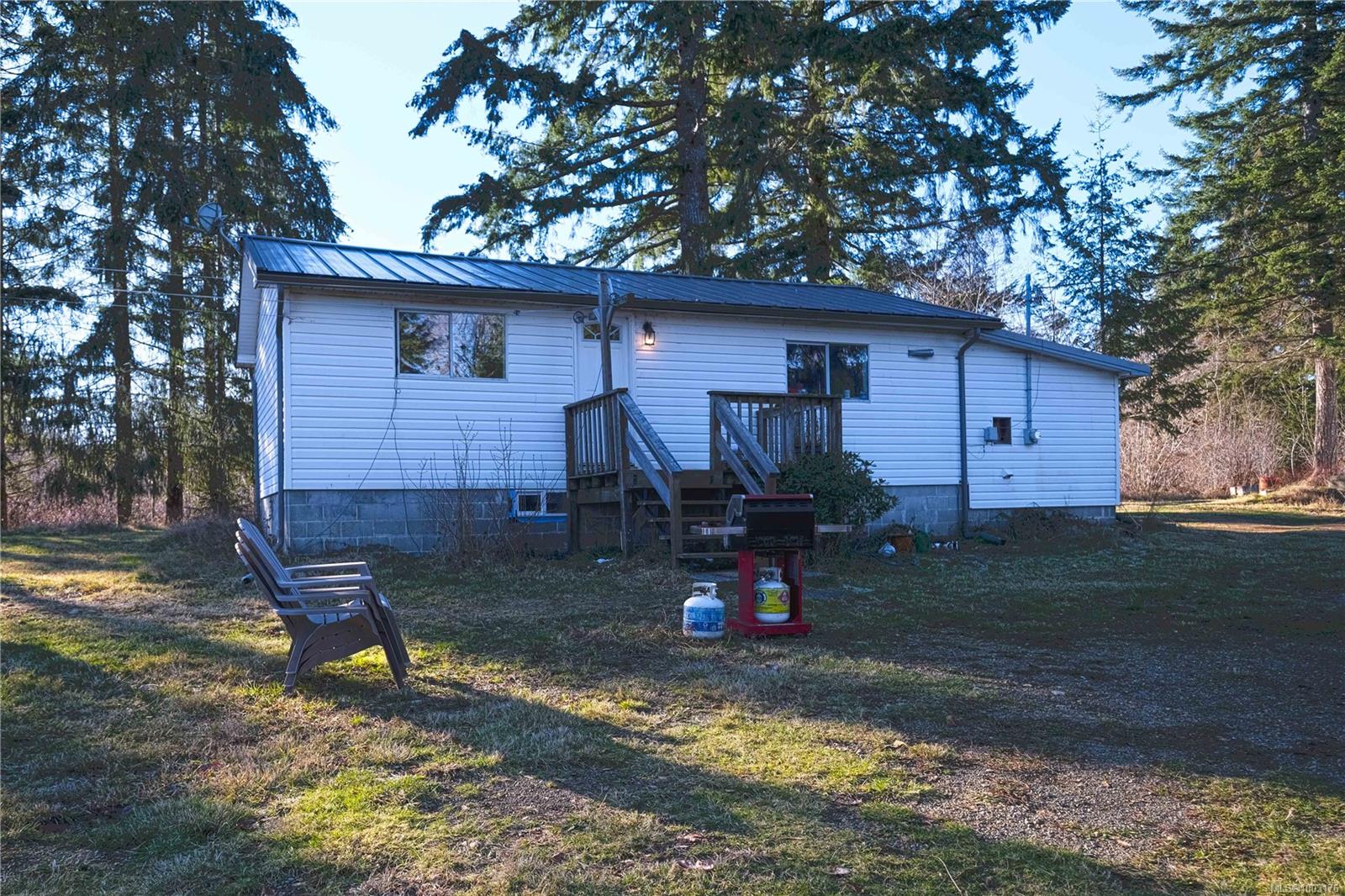 $950,000 - 3666 Macaulay Rd<br>British Columbia, V9J 1C7