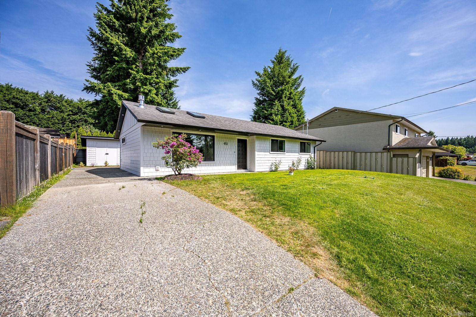 $665,000 - 451 McPhedran St<br>British Columbia, V9W 6S5