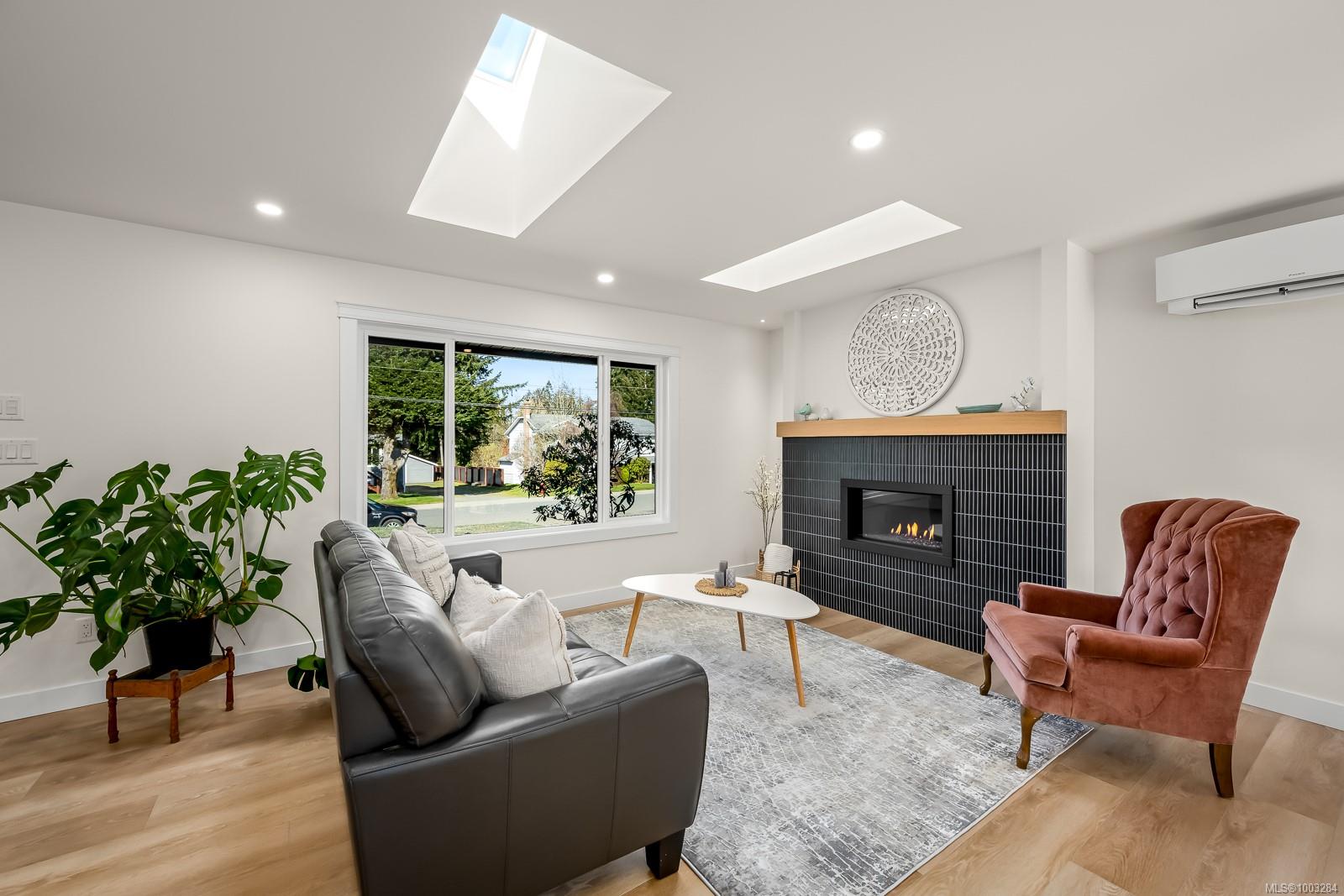 $665,000 - 451 McPhedran St<br>British Columbia, V9W 6S5