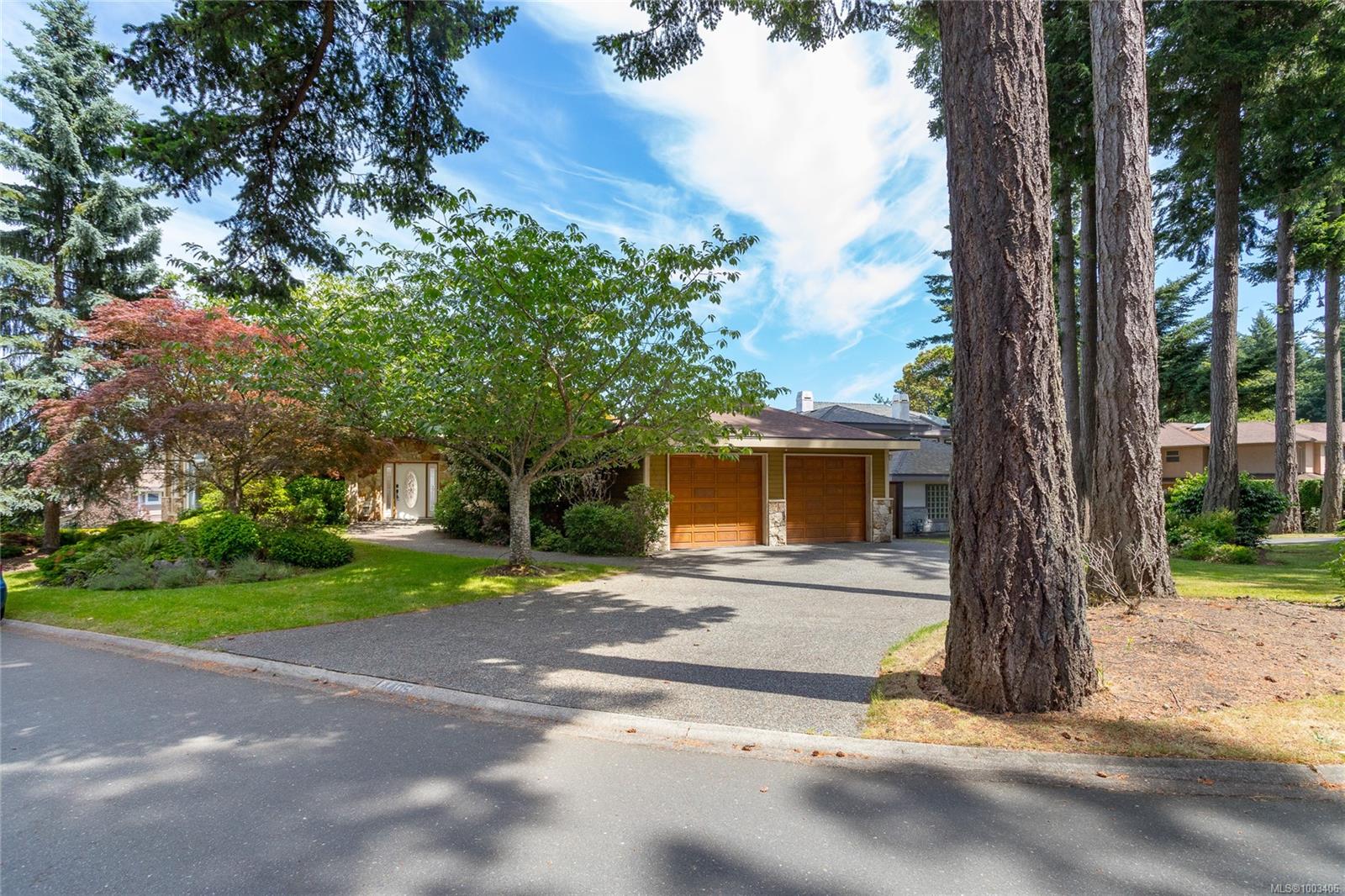 $2,199,000 - 4405 Moonlight Lane<br>British Columbia, V8N 6K7