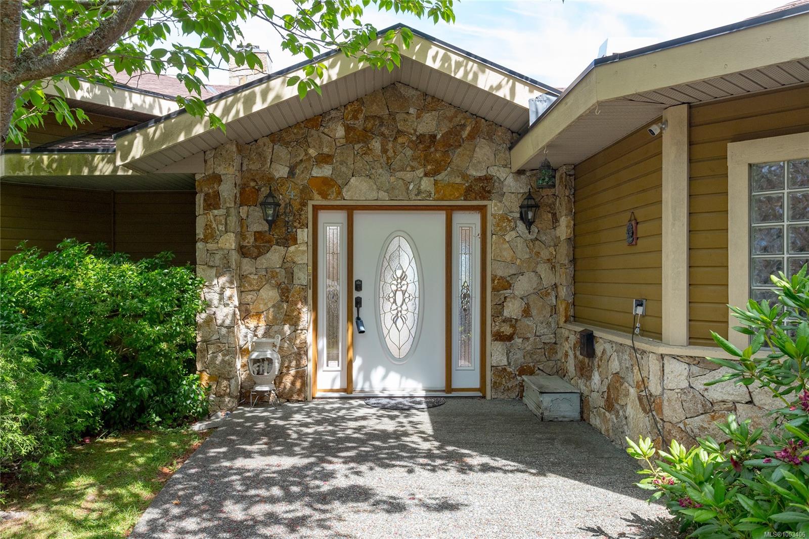 $2,199,000 - 4405 Moonlight Lane<br>British Columbia, V8N 6K7