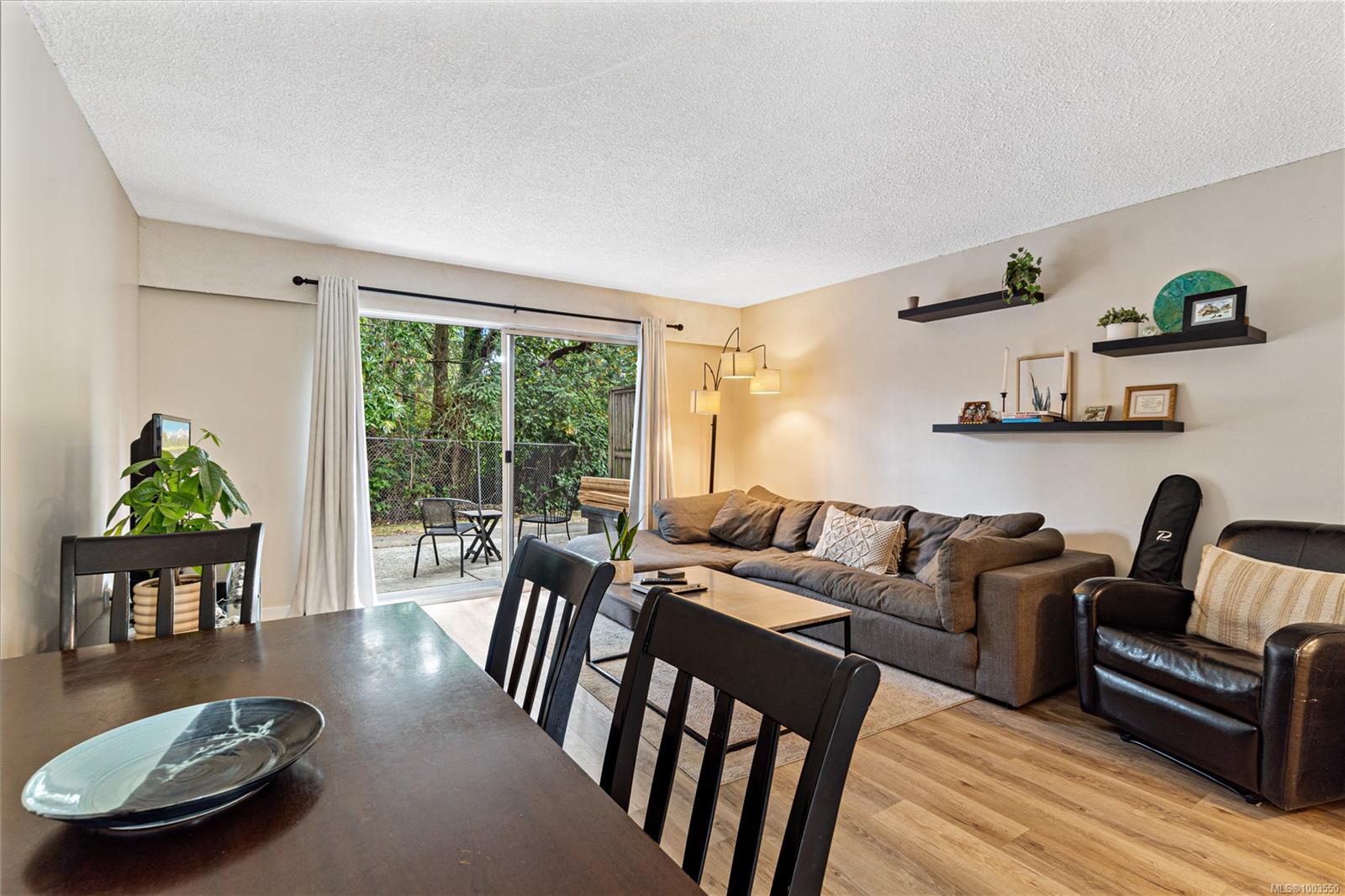 $359,900 - 2594 Highland Blvd<br>British Columbia, V9S 3N8