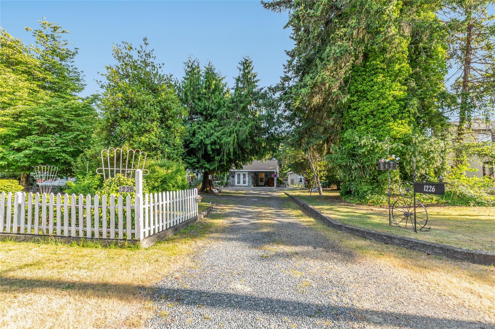 $949,000 - 1226 Centre Rd<br>British Columbia, V9K 2G8
